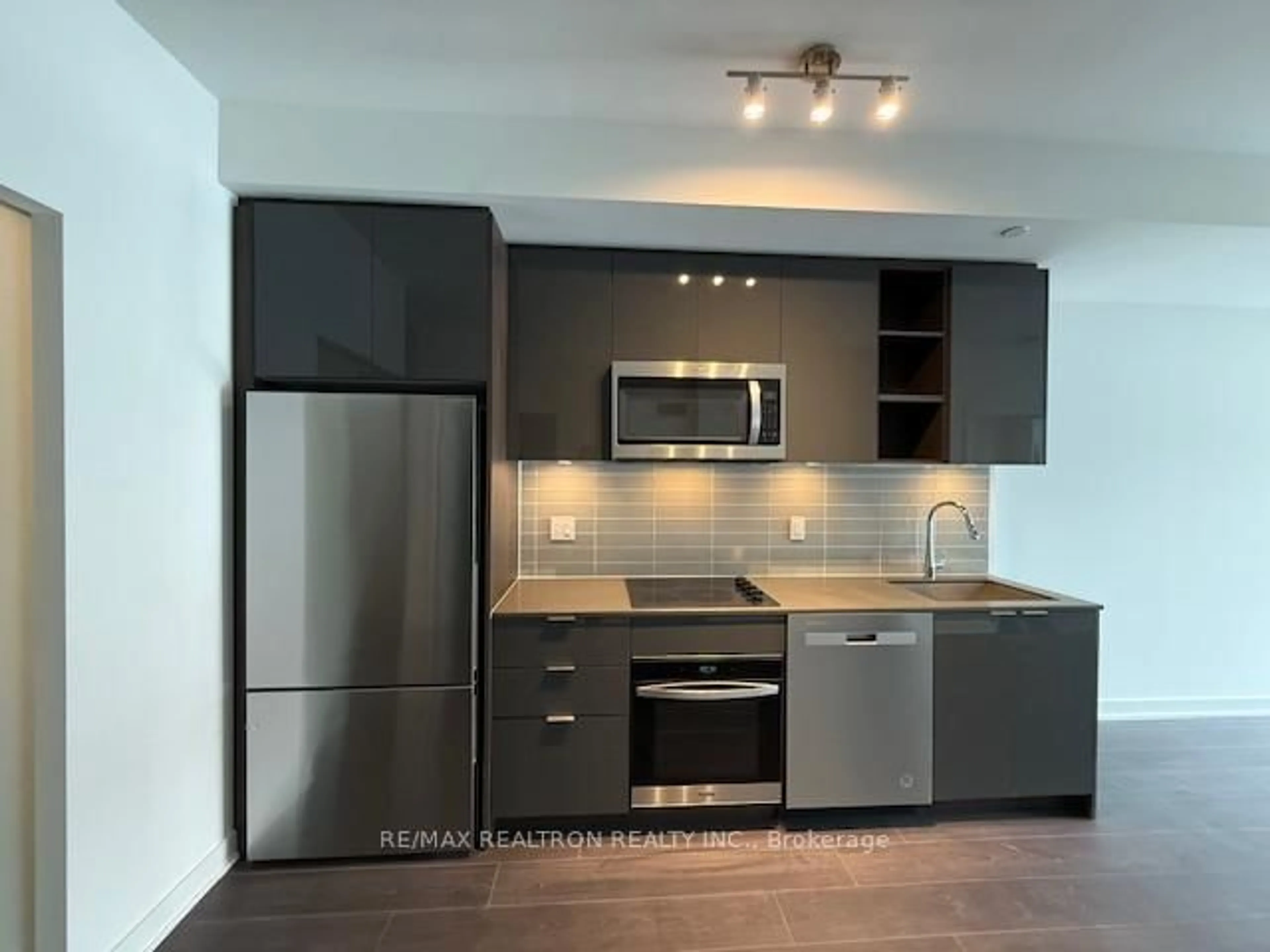 Standard kitchen, unknown for 543 Richmond St #817, Toronto Ontario M5V 0W9