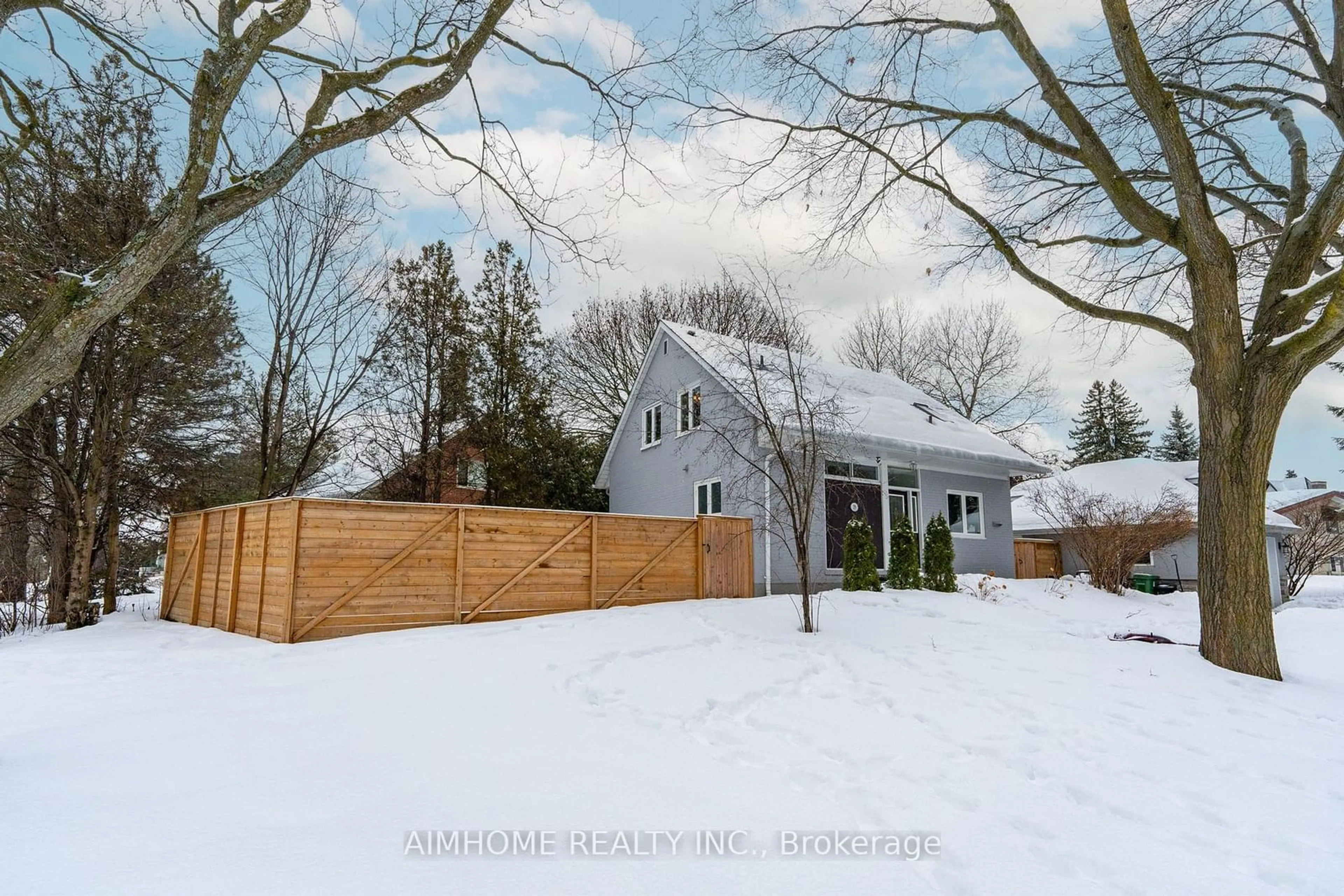 A pic from outside/outdoor area/front of a property/back of a property/a pic from drone, street for 39 Addison Cres, Toronto Ontario M3B 1K7