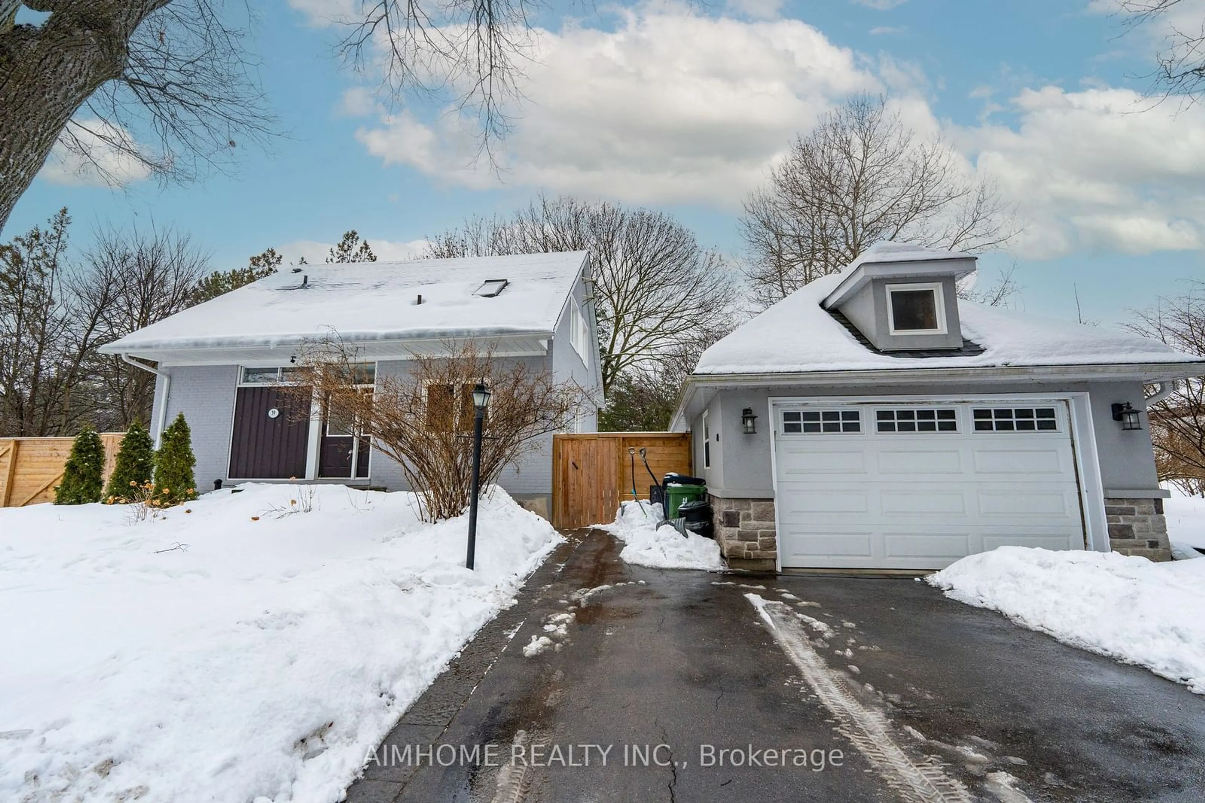 A pic from outside/outdoor area/front of a property/back of a property/a pic from drone, street for 39 Addison Cres, Toronto Ontario M3B 1K7