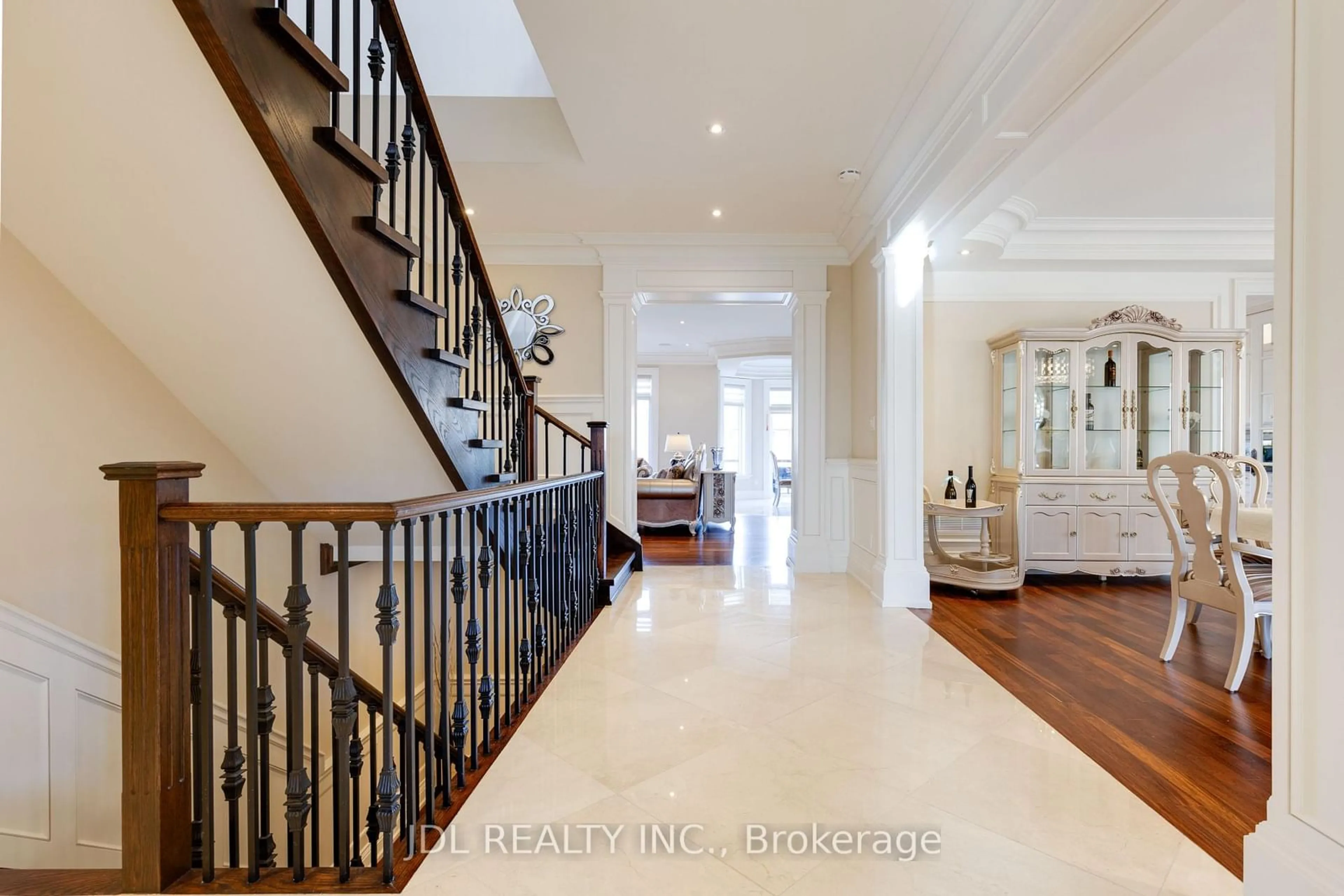 Indoor foyer for 248 Holmes Ave, Toronto Ontario M2N 4N1