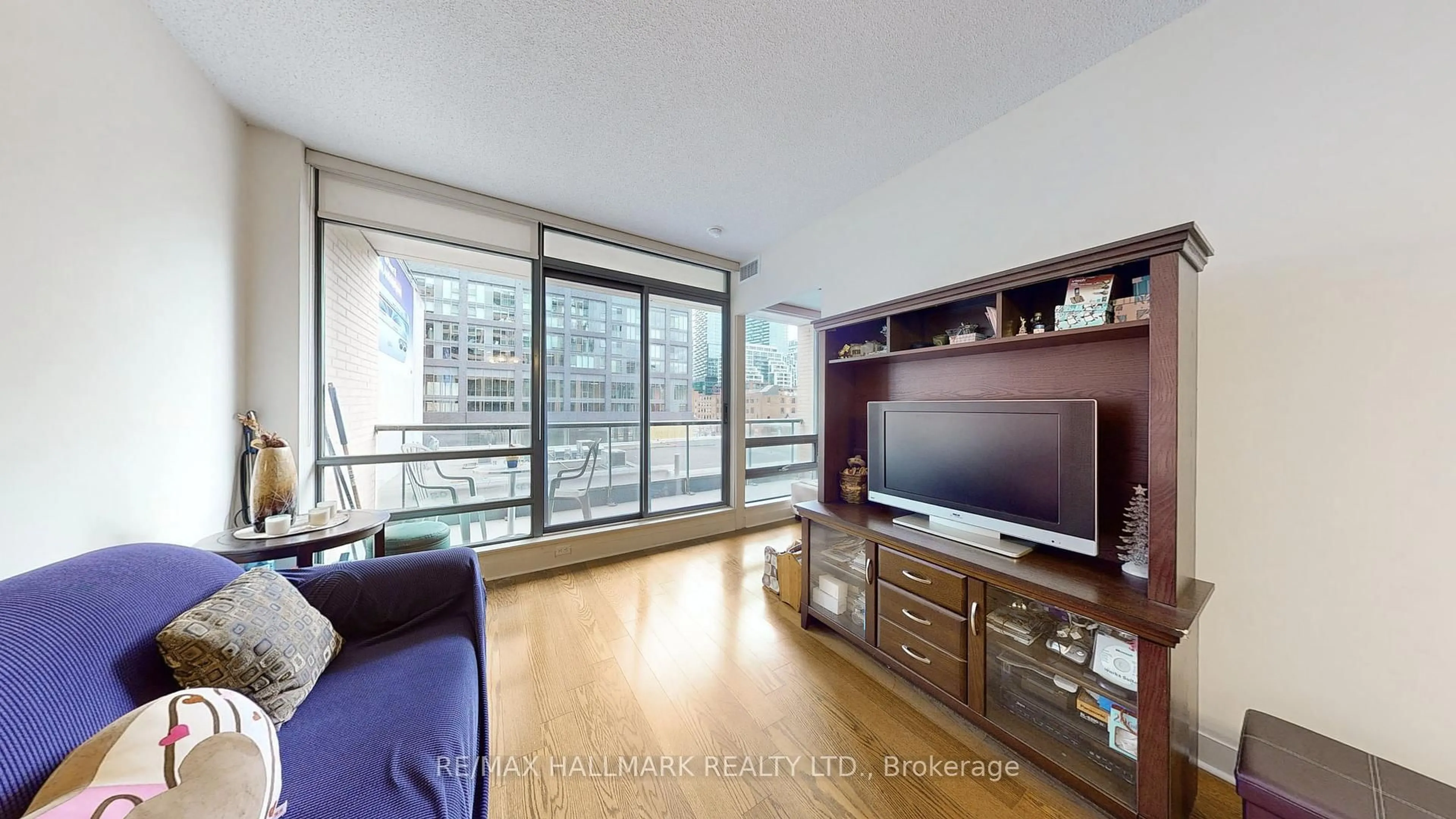 Living room with furniture, wood/laminate floor for 438 King St #414, Toronto Ontario M5V 3T9