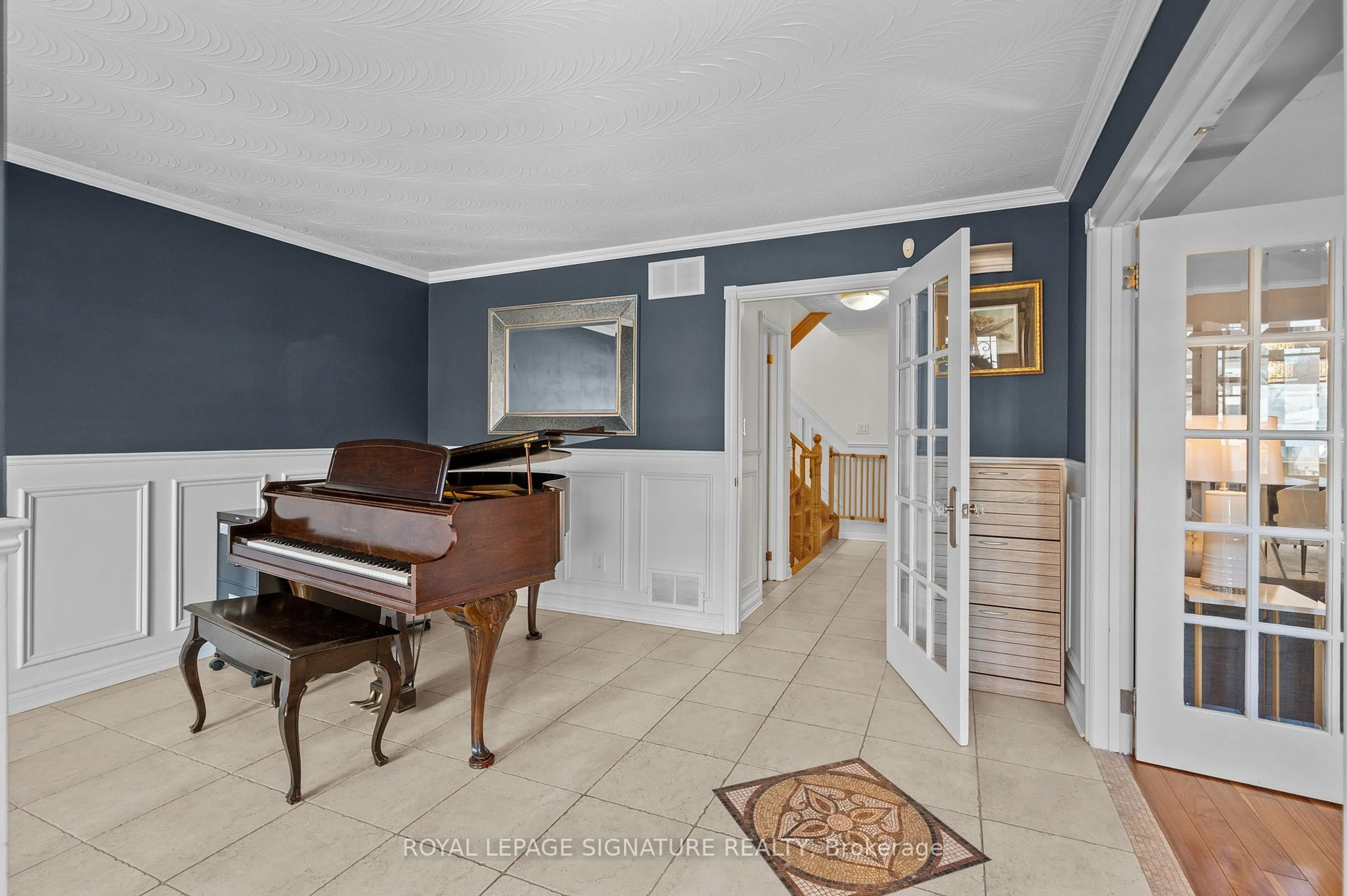 Indoor foyer for 599 Glencairn Ave, Toronto Ontario M5B 1Z6