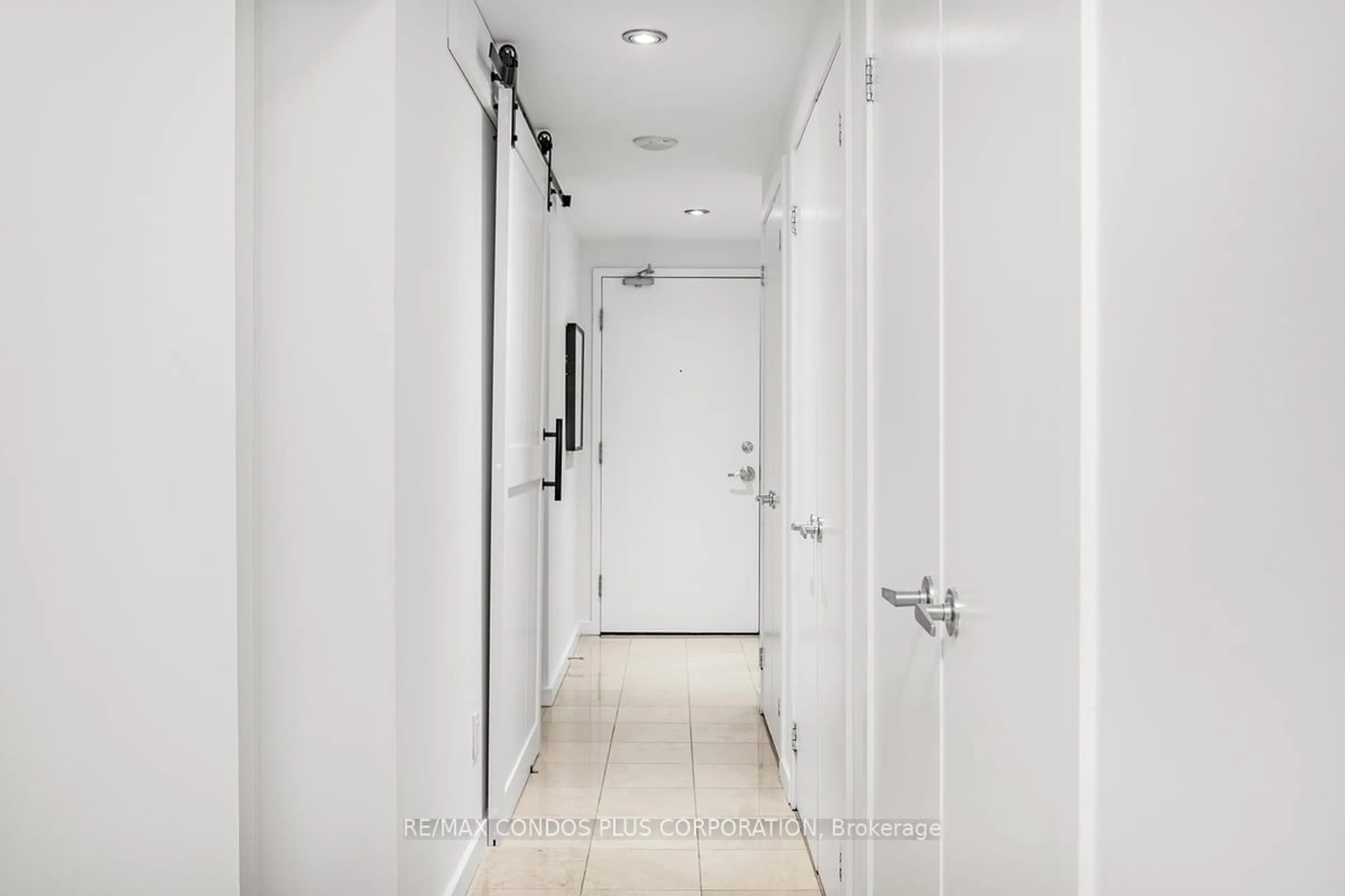 Indoor entryway for 218 Queens Quay #910, Toronto Ontario M5J 2Y6