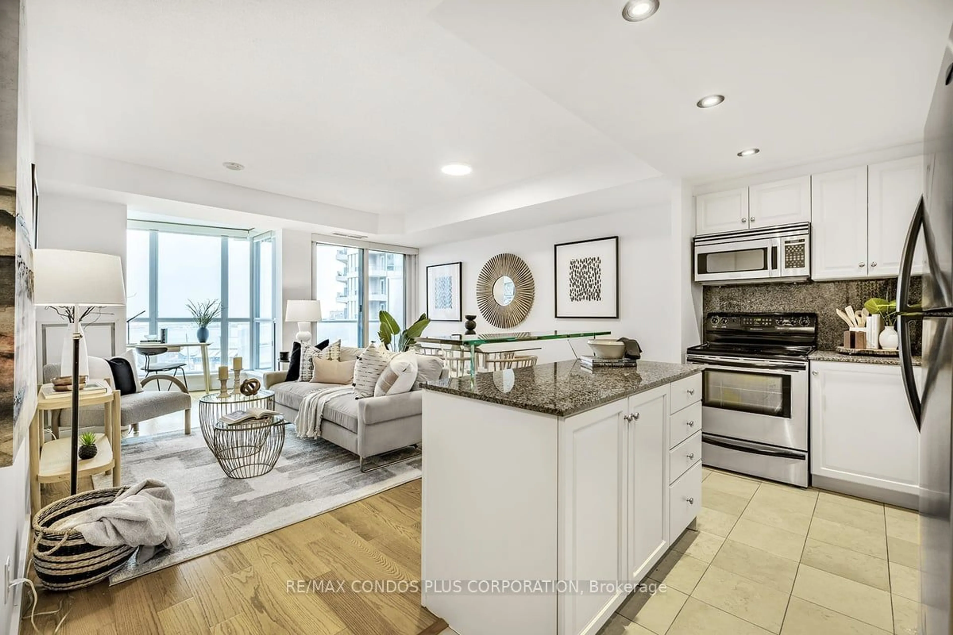 Open concept kitchen, unknown for 218 Queens Quay #910, Toronto Ontario M5J 2Y6