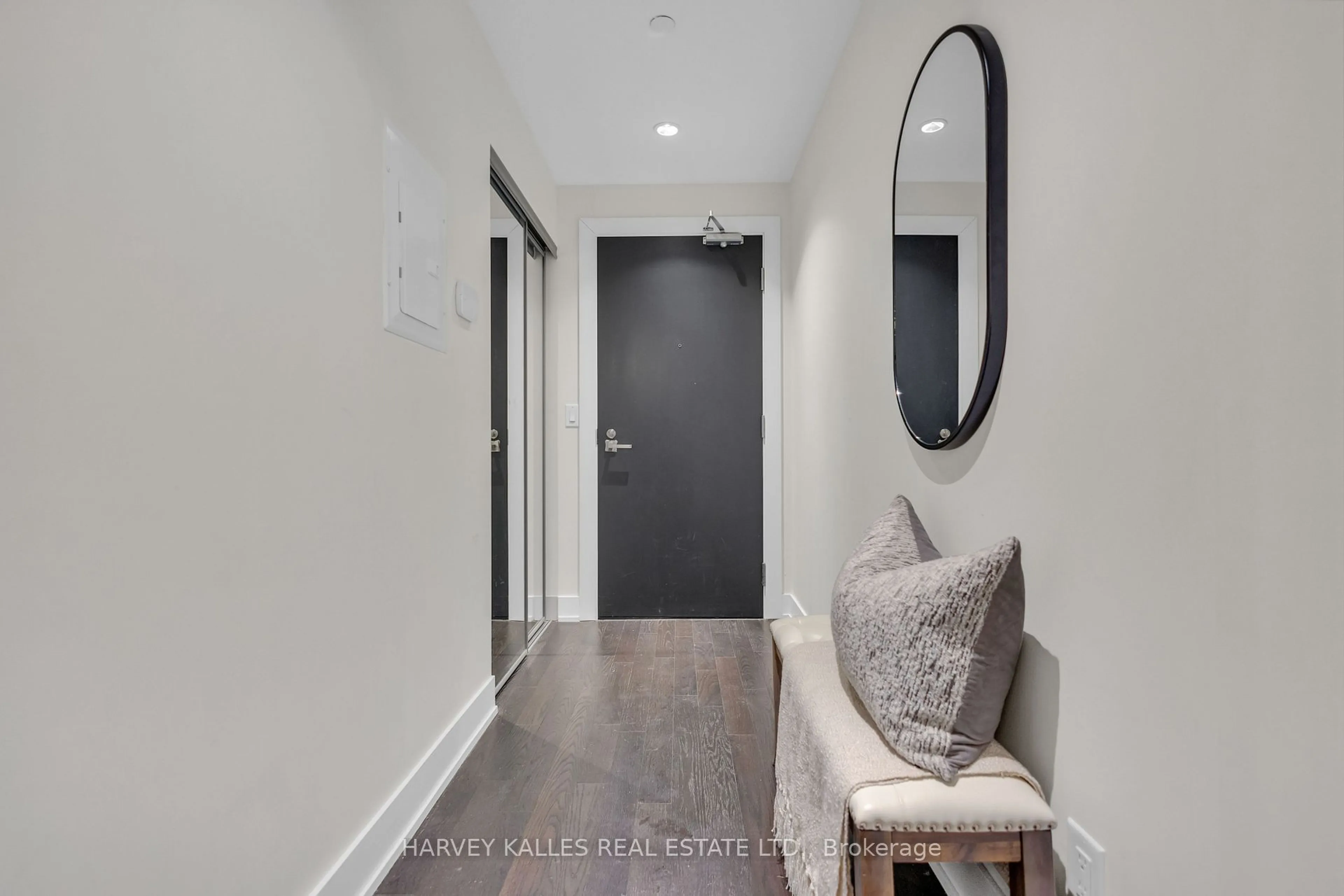 Indoor entryway for 3018 Yonge St #408, Toronto Ontario M4N 2K4