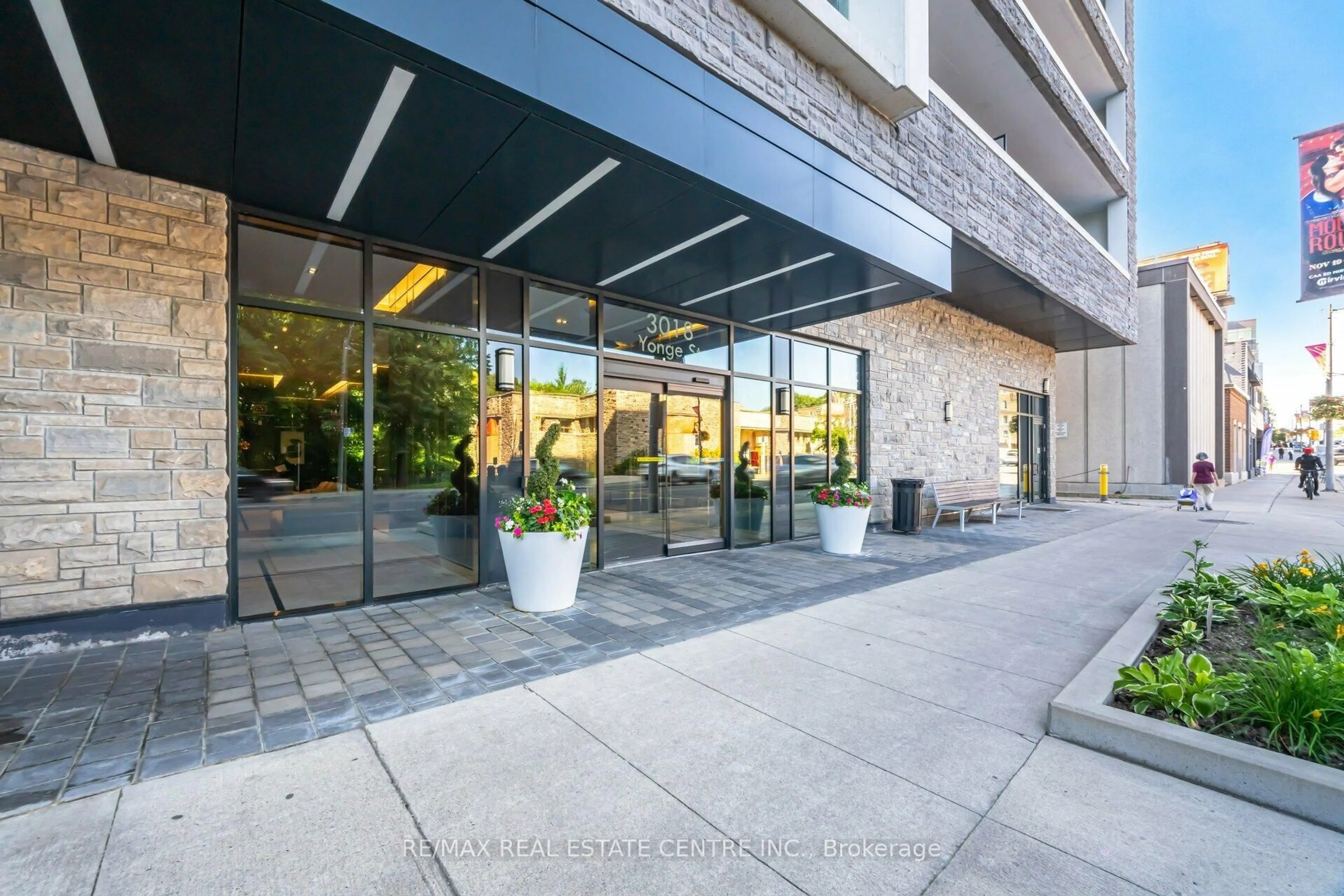 Indoor foyer for 3018 Yonge St #214, Toronto Ontario M4N 2K4