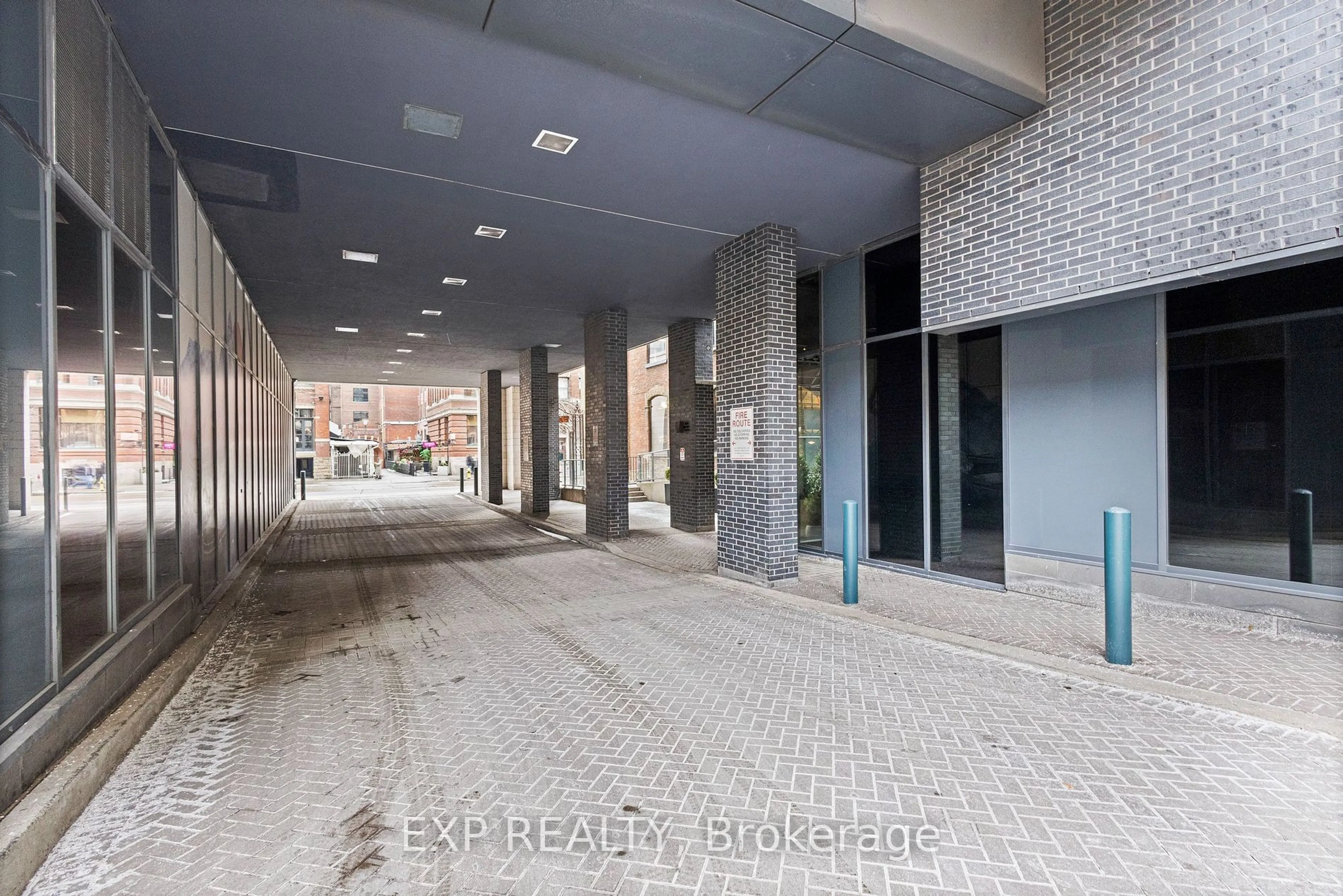 Indoor foyer for 478 King St #611, Toronto Ontario M5V 0A8