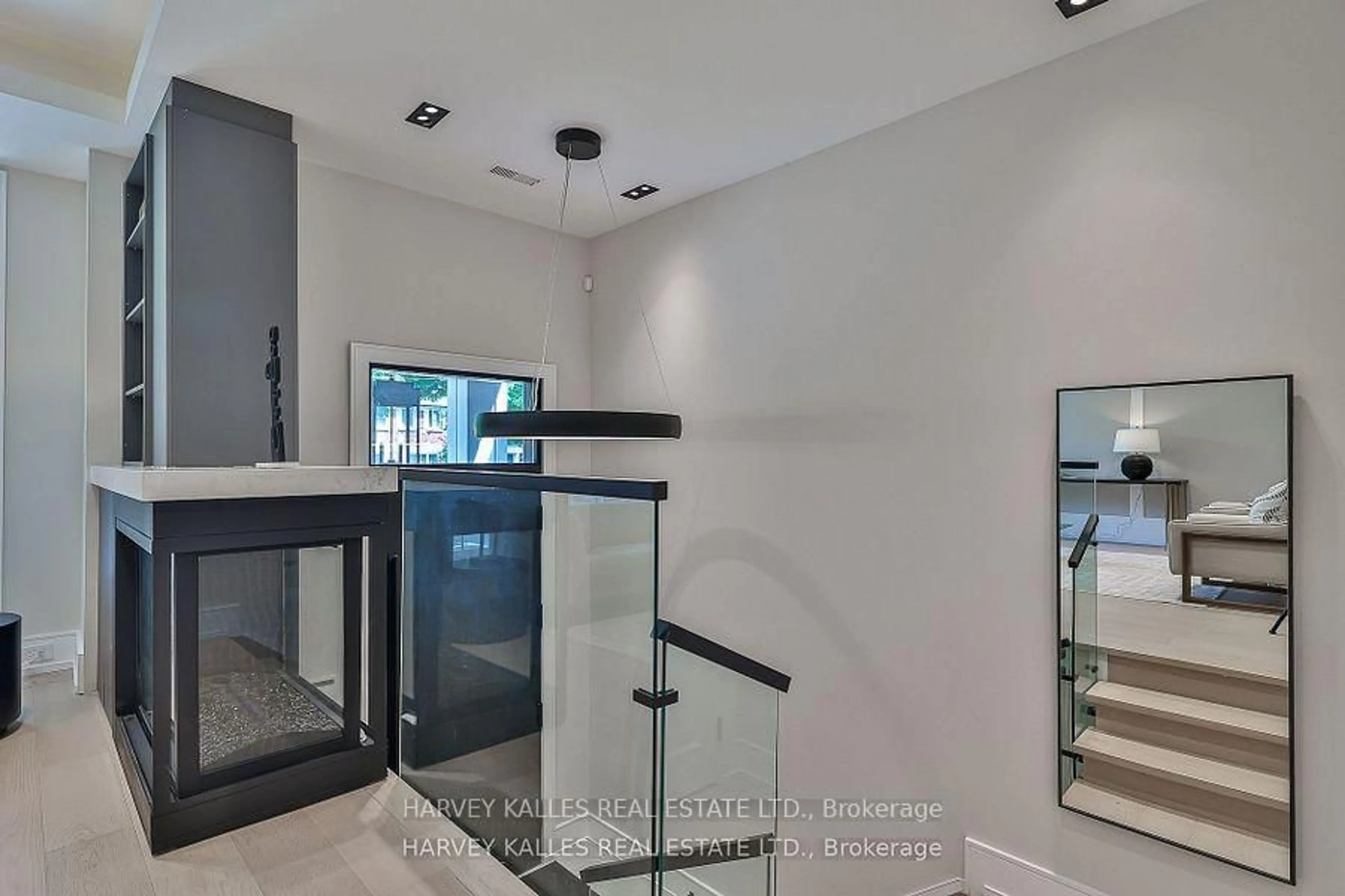 Indoor foyer for 105 Donlea Dr, Toronto Ontario M4G 2M6