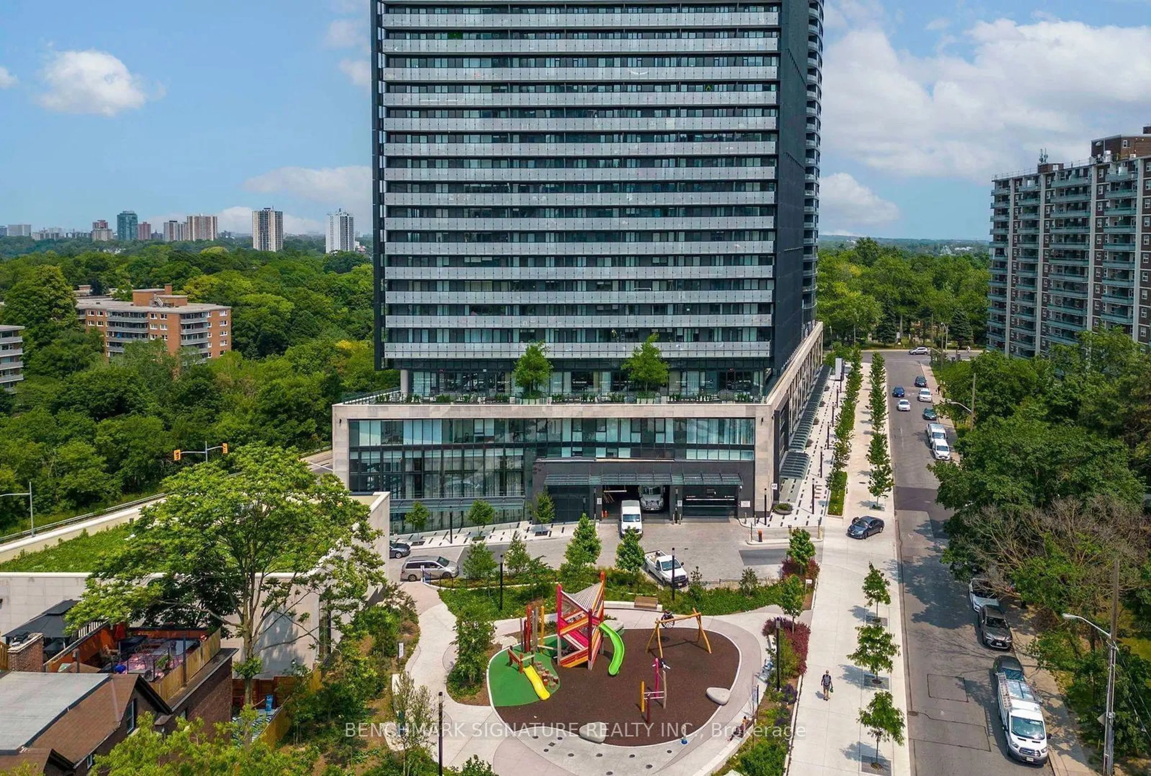 A pic from outside/outdoor area/front of a property/back of a property/a pic from drone, city buildings view from balcony for 585 Bloor St #2915, Toronto Ontario M4W 0B3