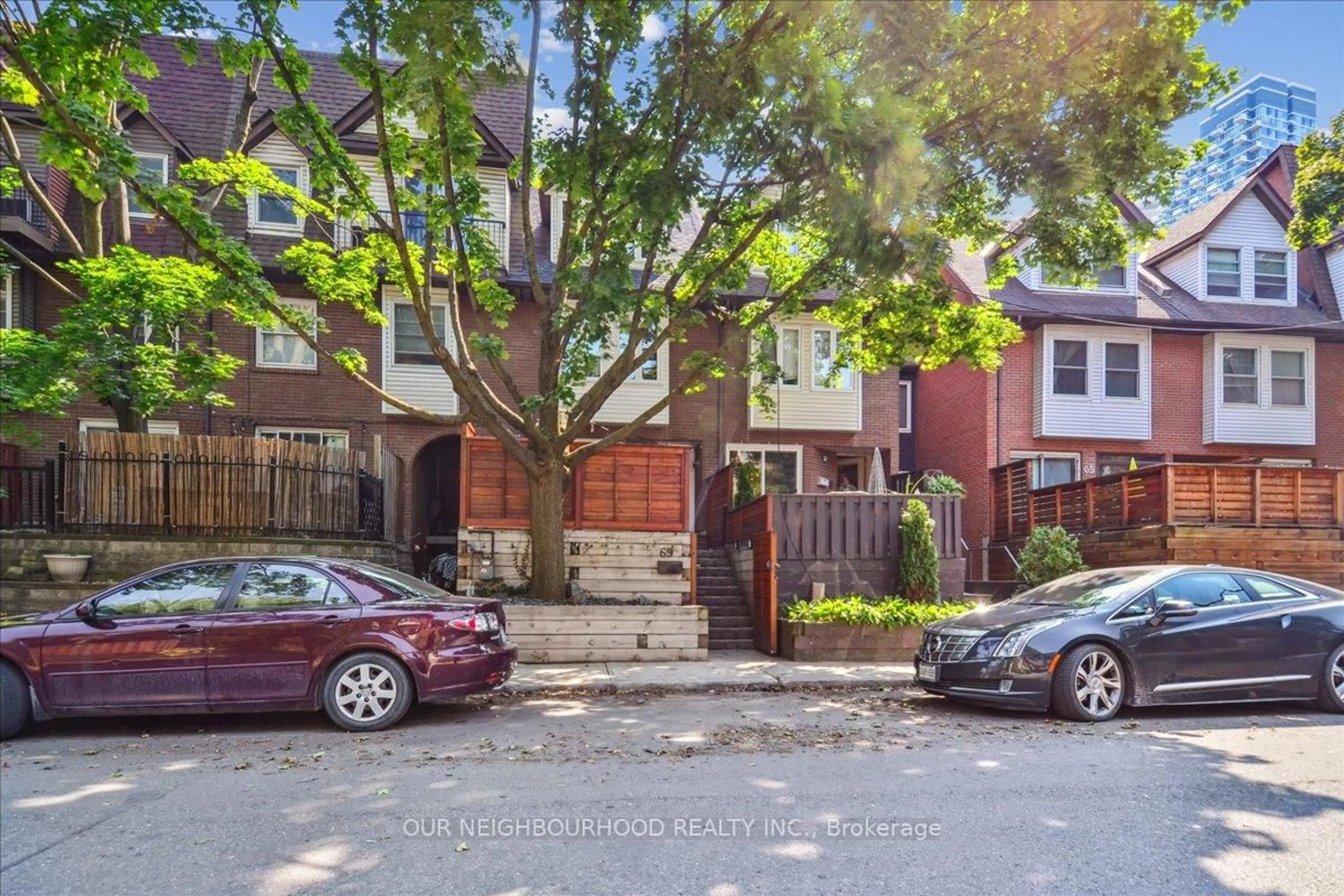 A pic from outside/outdoor area/front of a property/back of a property/a pic from drone, street for 69 Longboat Ave, Toronto Ontario M5A 4C9