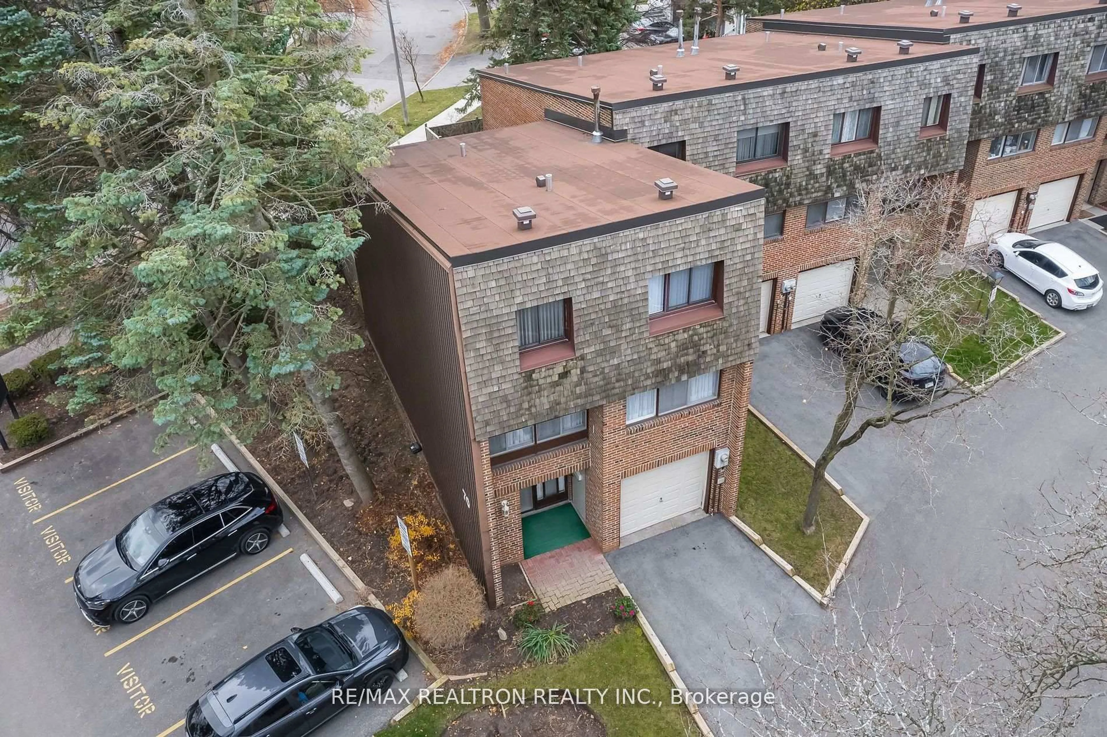 A pic from outside/outdoor area/front of a property/back of a property/a pic from drone, street for 70 Castlebury Cres #9, Toronto Ontario M2H 1H8