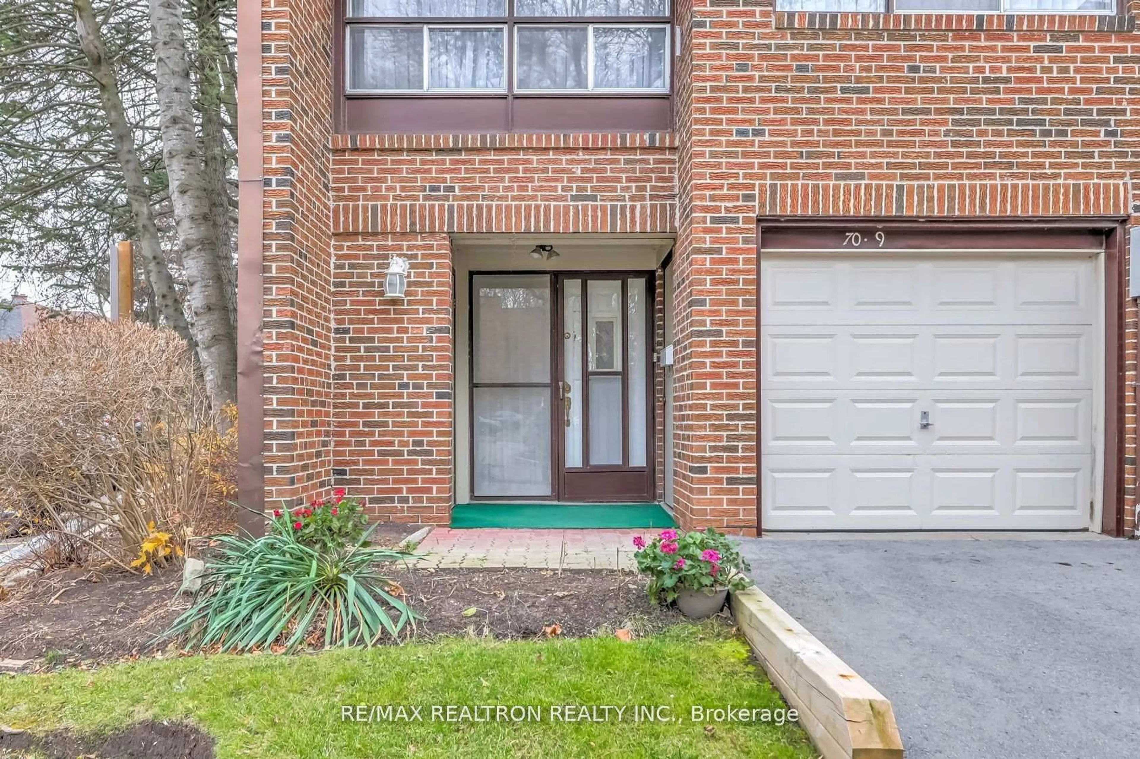 Home with brick exterior material, street for 70 Castlebury Cres #9, Toronto Ontario M2H 1H8