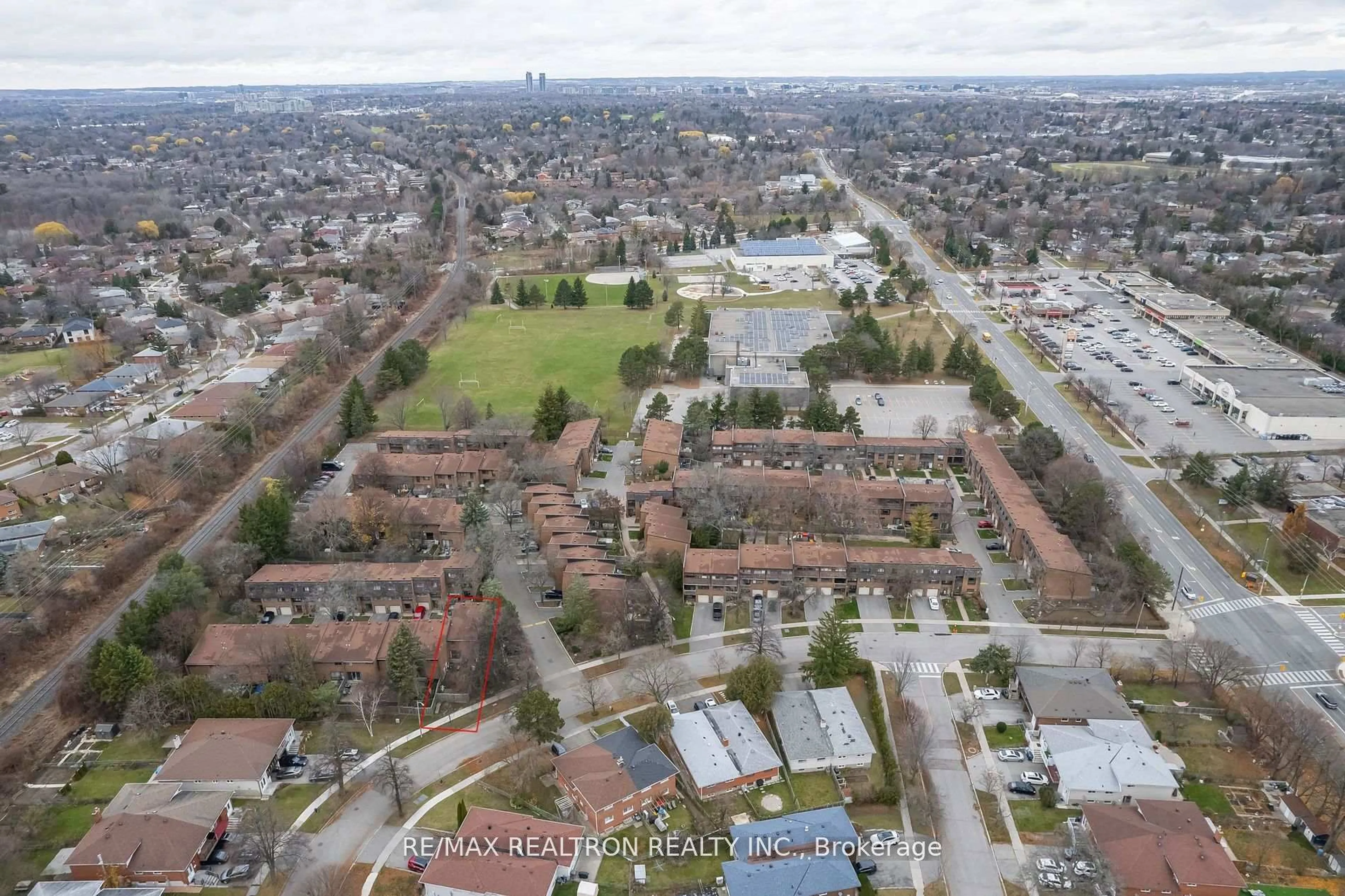 A pic from outside/outdoor area/front of a property/back of a property/a pic from drone, street for 70 Castlebury Cres #9, Toronto Ontario M2H 1H8