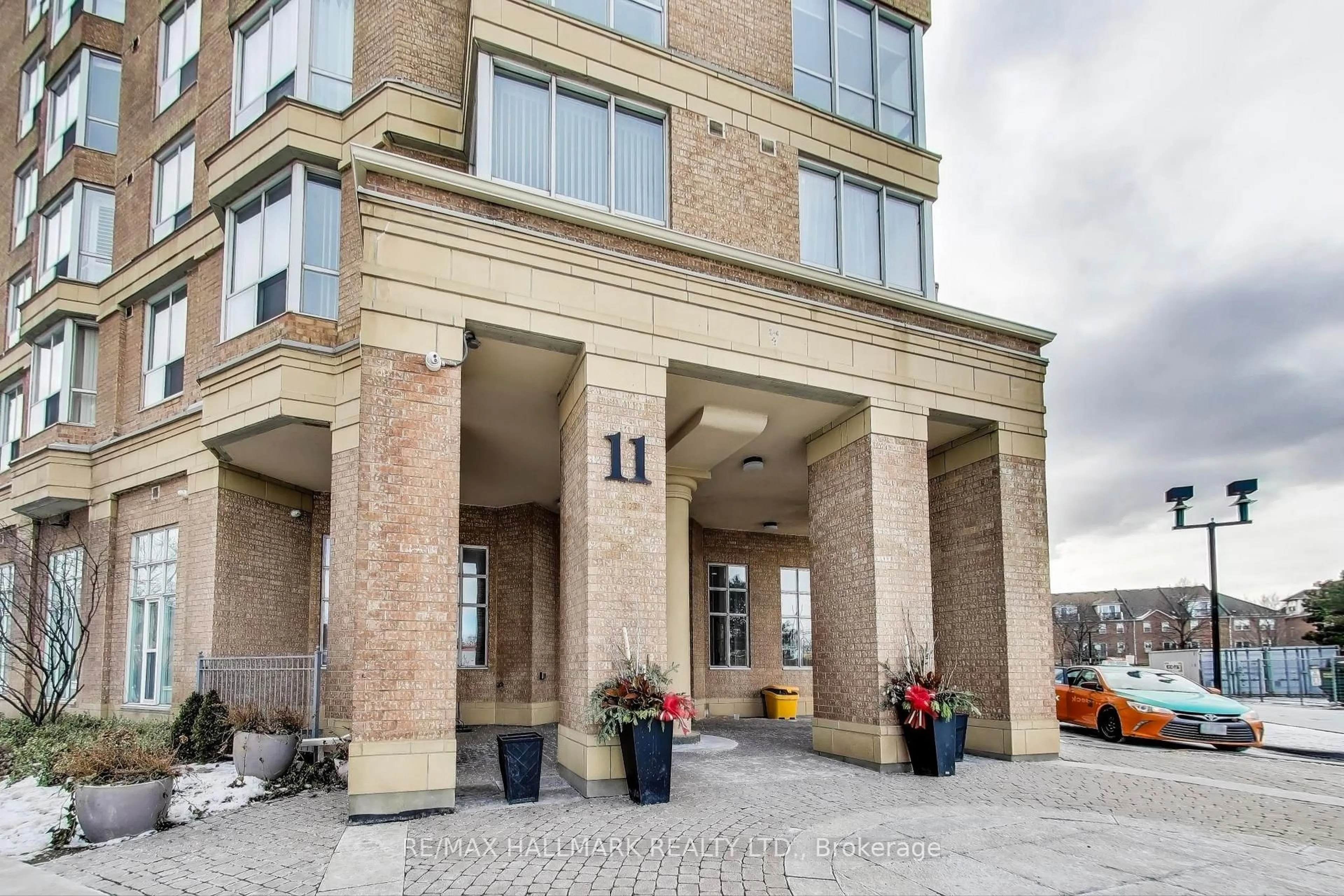 Indoor foyer for 11 Thorncliffe Park Dr #406, Toronto Ontario M4H 1P3