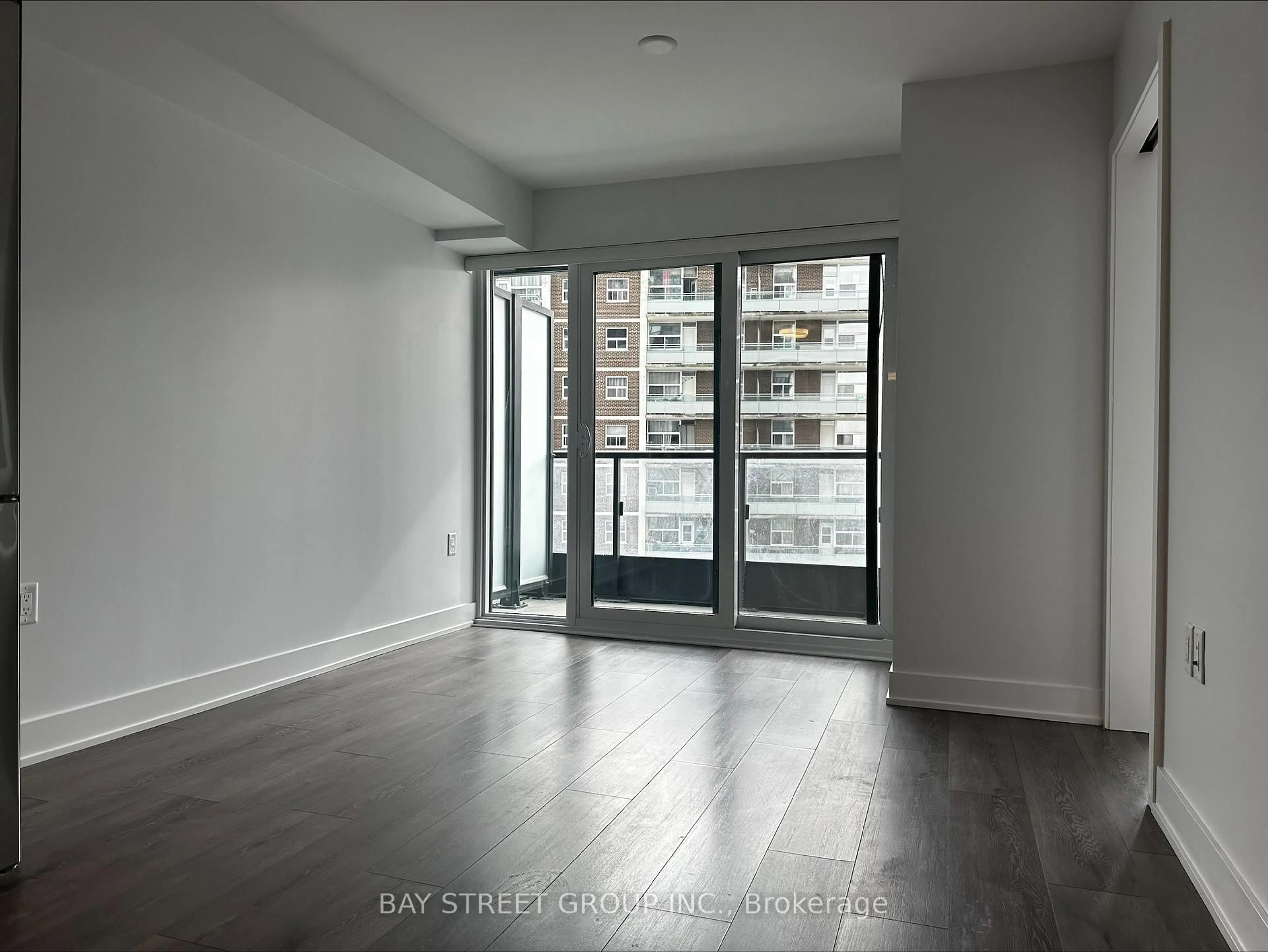 A pic of a room for 585 Bloor St #921, Toronto Ontario M4W 0B3