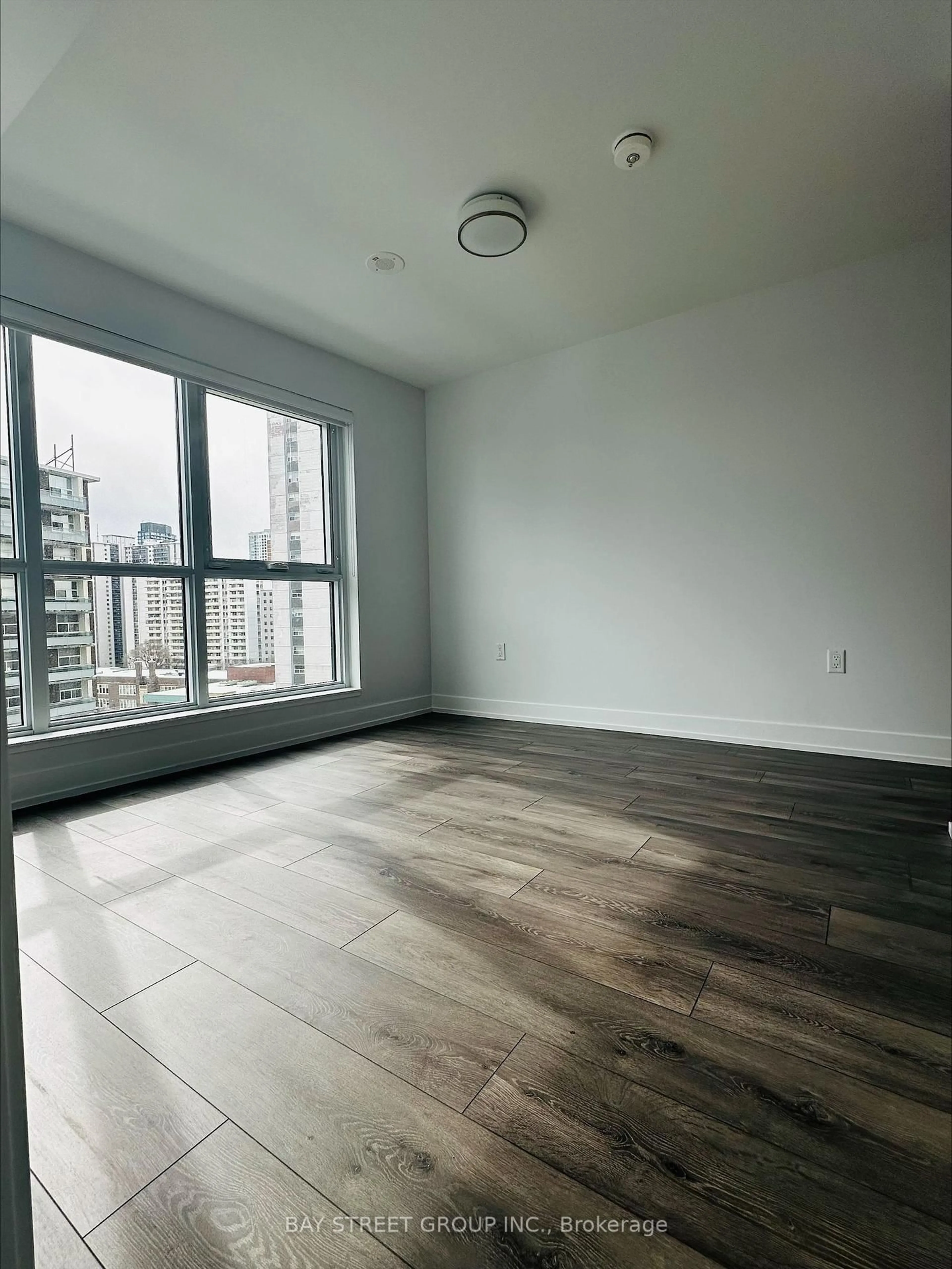 A pic of a room for 585 Bloor St #921, Toronto Ontario M4W 0B3