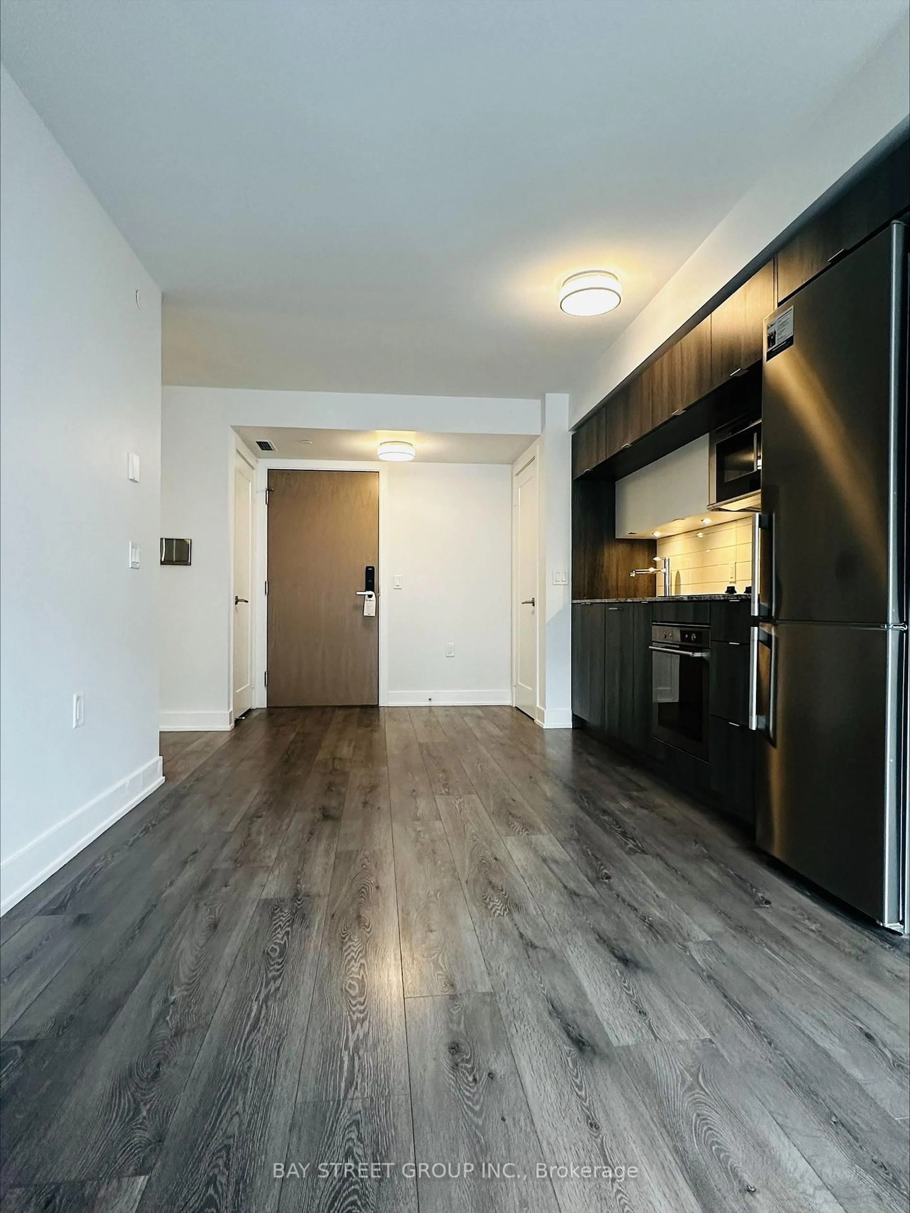 A pic of a room for 585 Bloor St #921, Toronto Ontario M4W 0B3