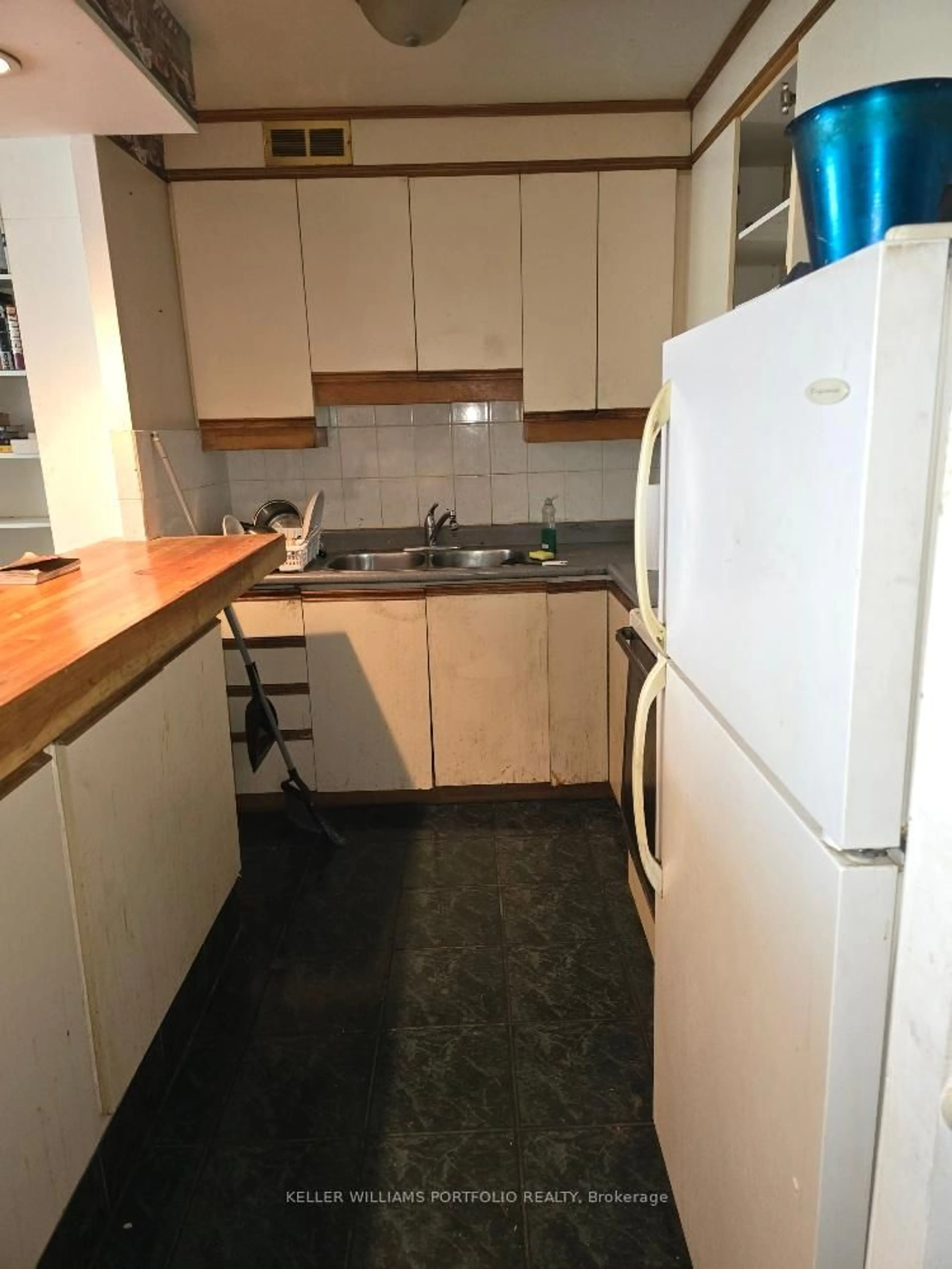 Standard kitchen, unknown for 580 Christie St #112, Toronto Ontario M6G 3E3