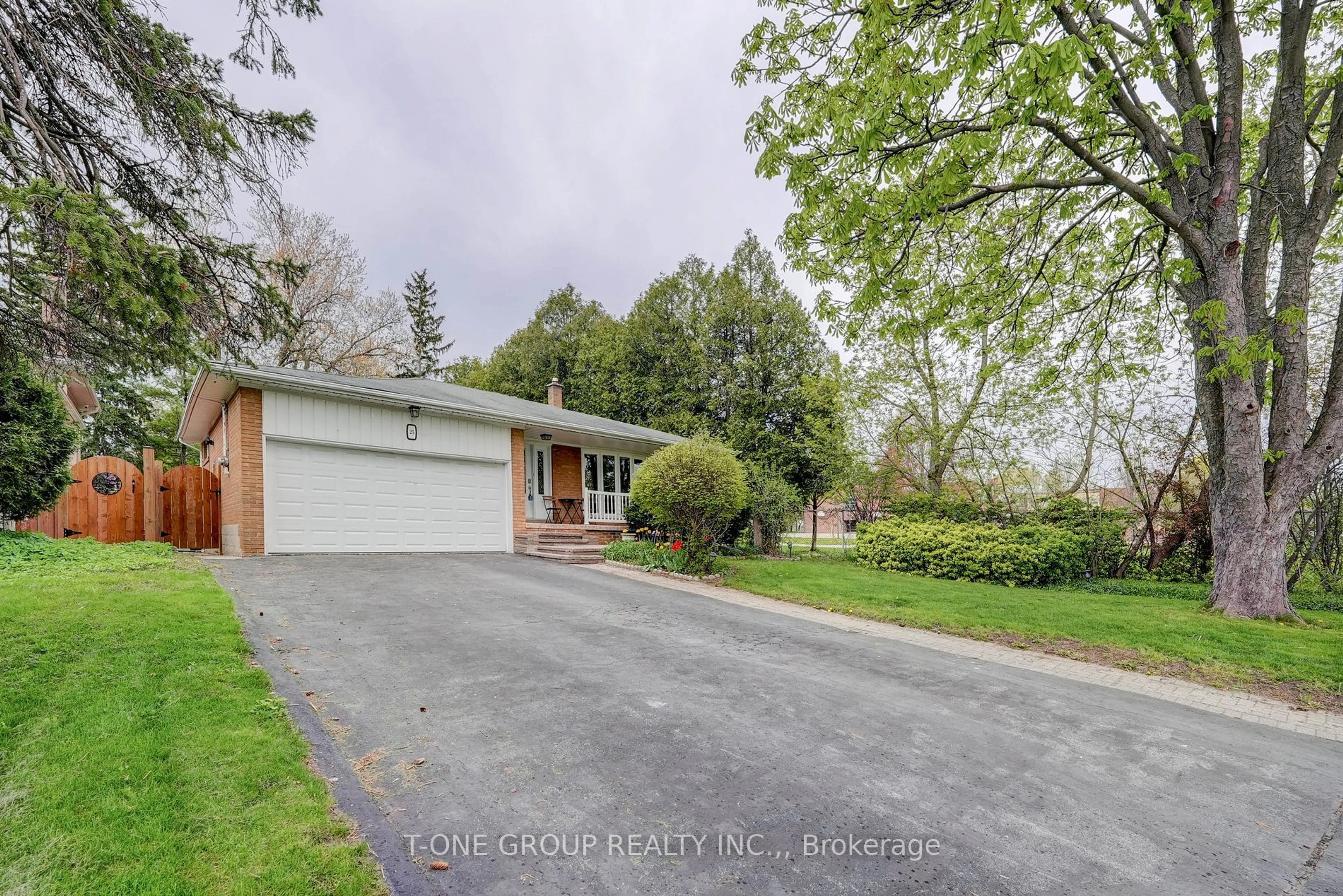 A pic from outside/outdoor area/front of a property/back of a property/a pic from drone, street for 25 Greenyards Dr, Toronto Ontario M2M 2R7