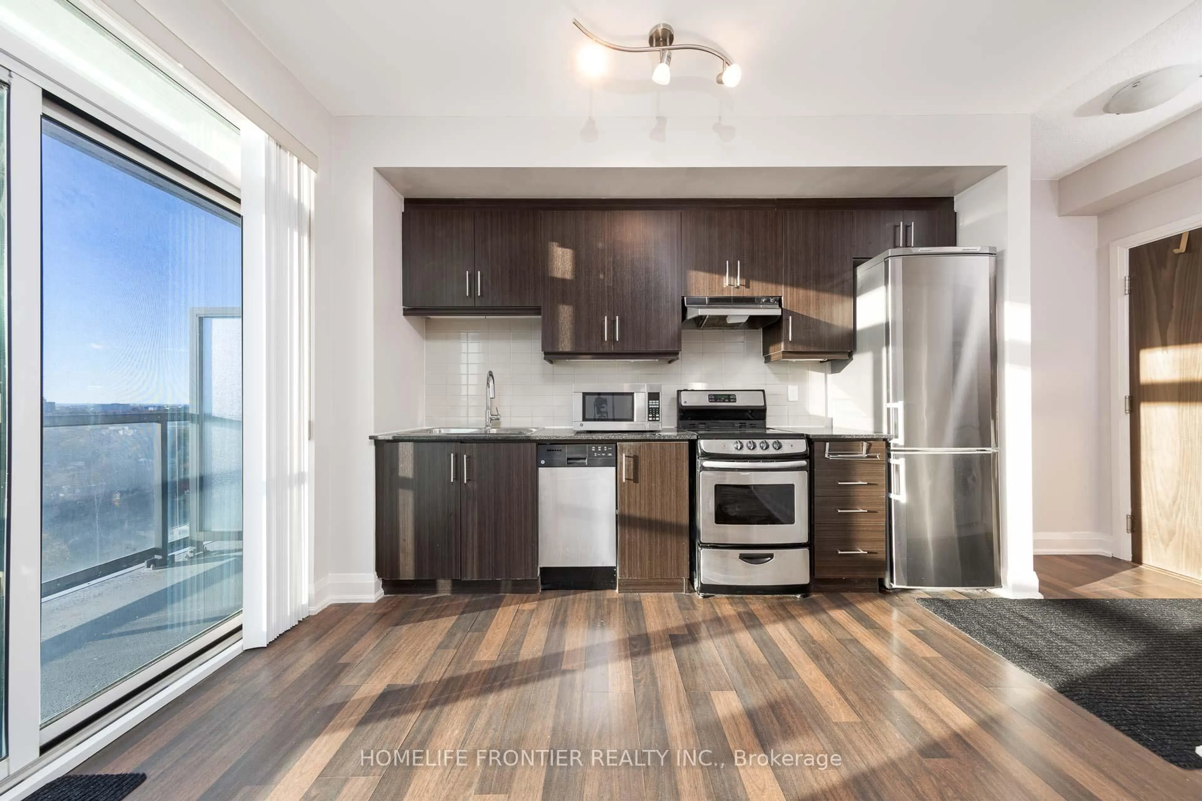 Open concept kitchen, wood/laminate floor for 68 Canterbury Pl #1907, Toronto Ontario M2N 0H8