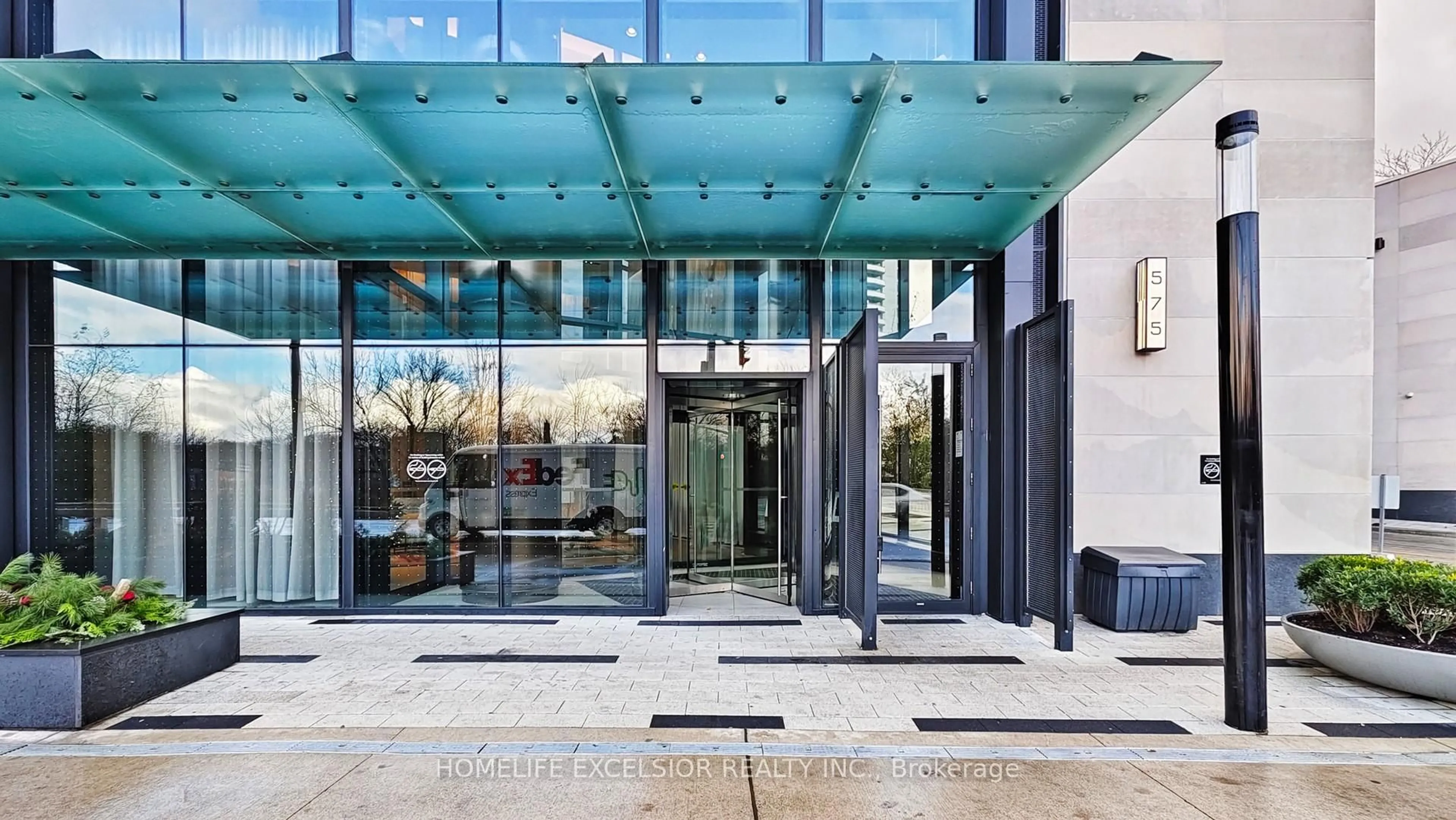 Indoor foyer for 575 Bloor St #803, Toronto Ontario M4W 0B2