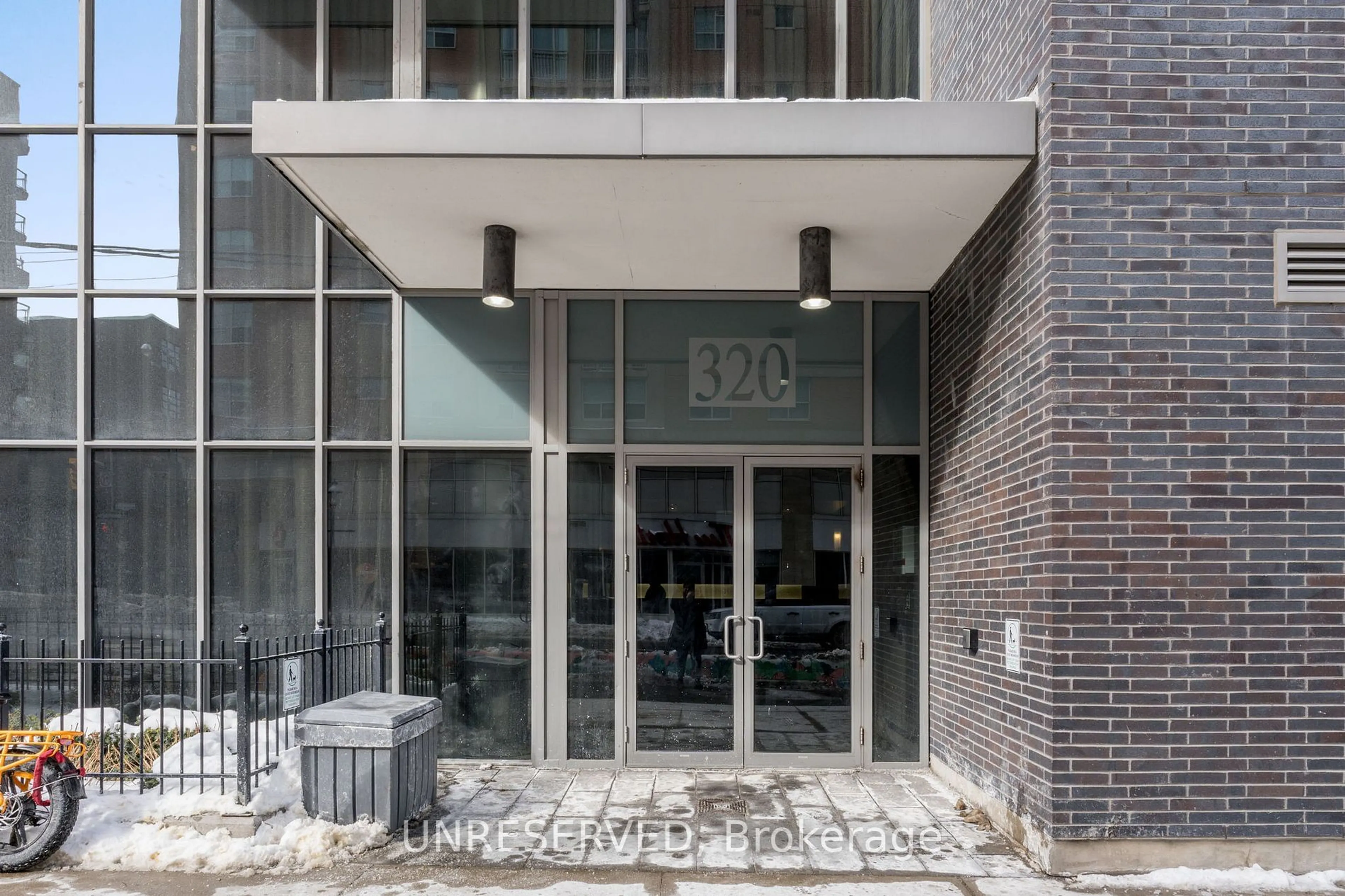 Indoor foyer for 320 Richmond St #810, Toronto Ontario M5A 1P9