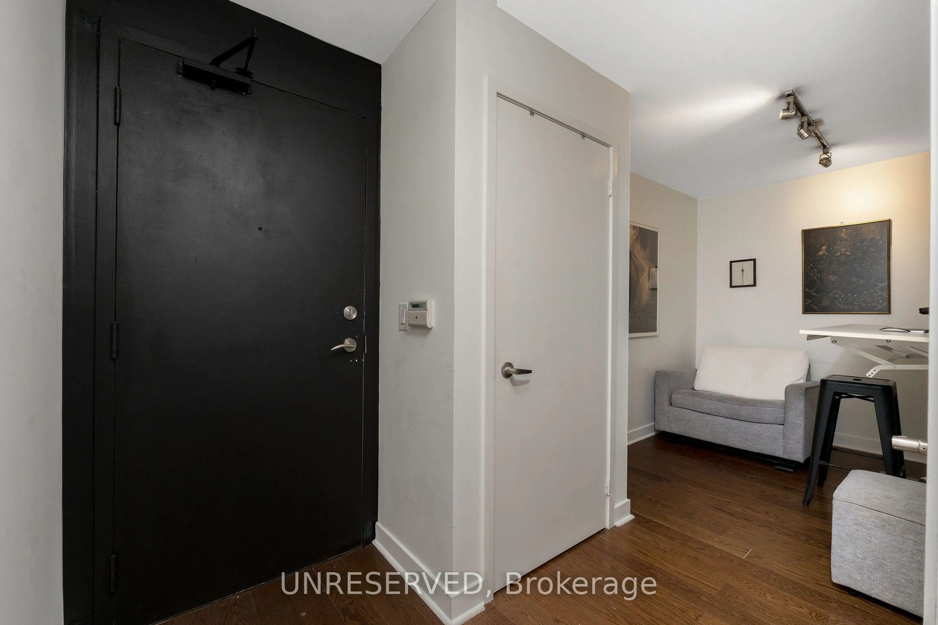 Indoor entryway for 320 Richmond St #810, Toronto Ontario M5A 1P9