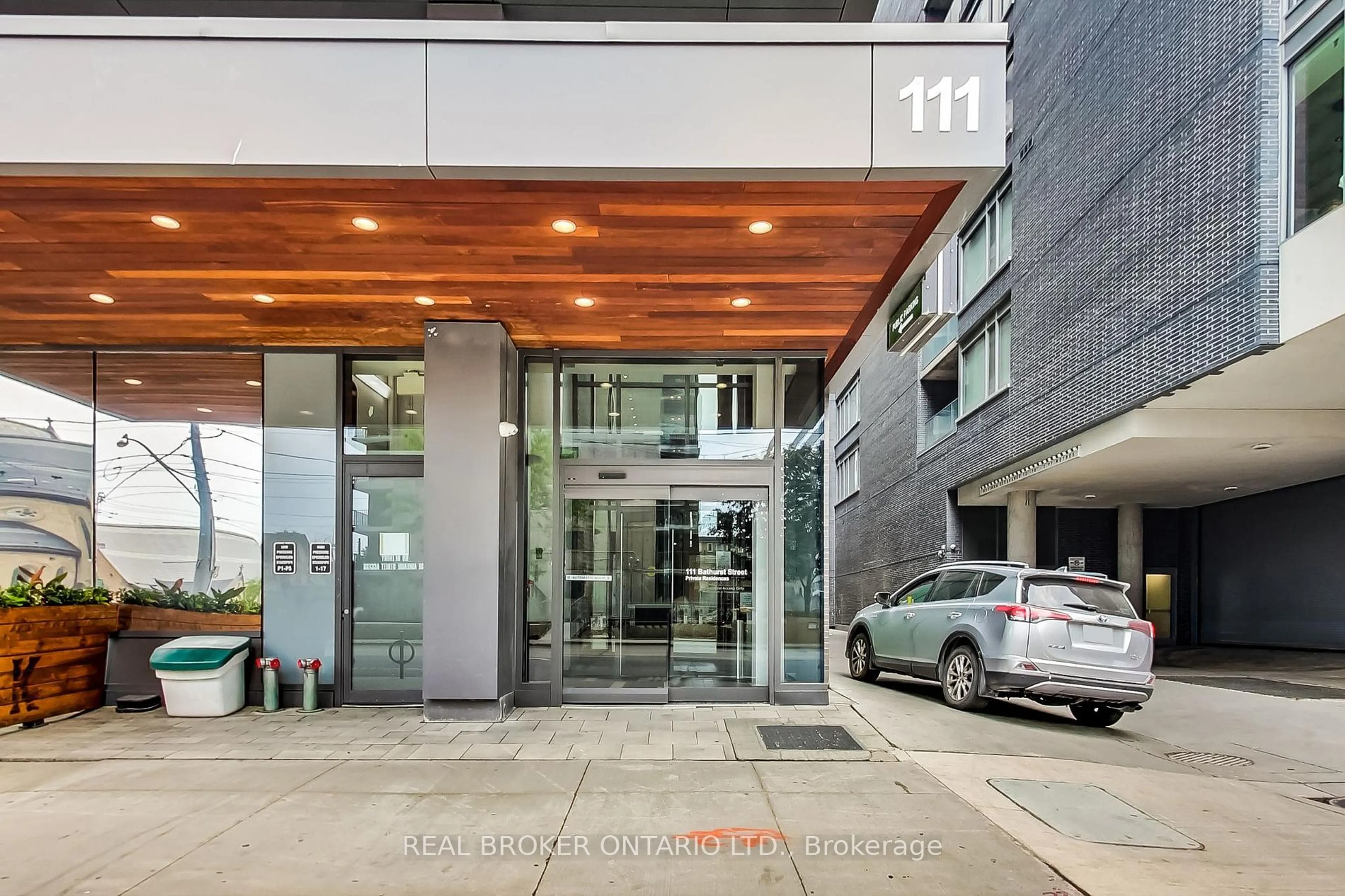 Indoor foyer for 111 Bathurst St #320, Toronto Ontario M5V 2P9