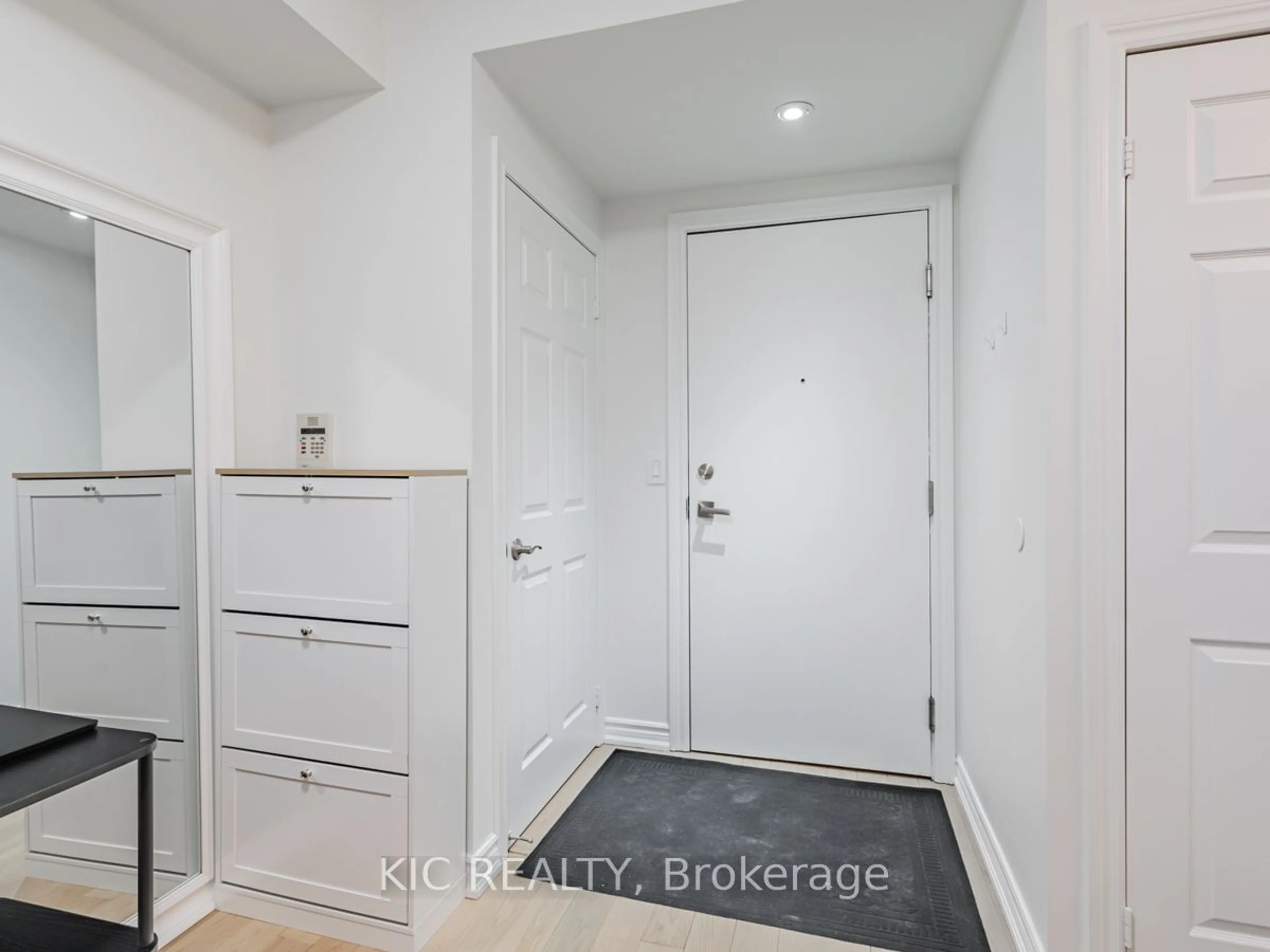 Indoor entryway for 250 Wellington St #1727, Toronto Ontario M5V 3P6