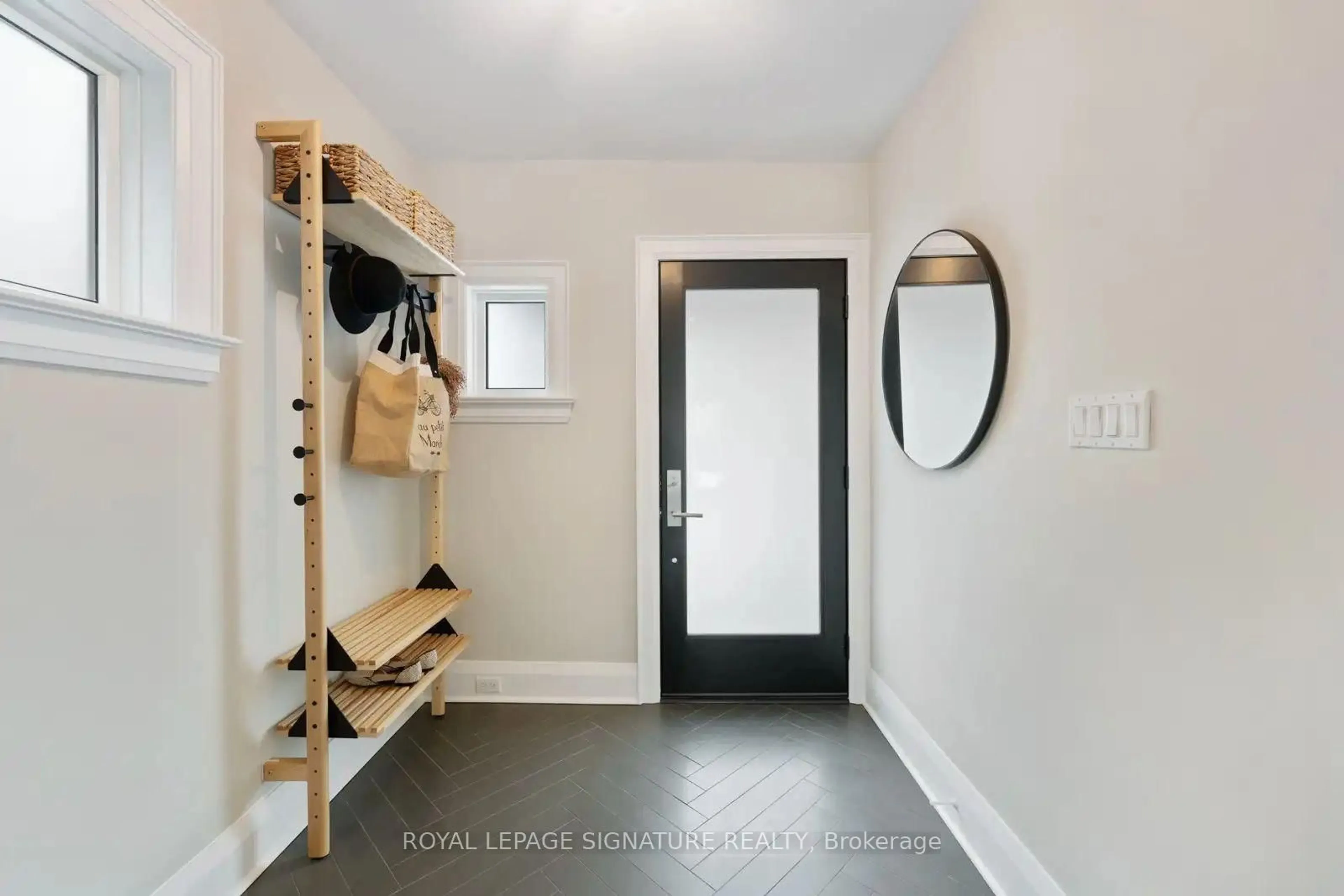 Indoor entryway for 333 Arlington Ave, Toronto Ontario M6C 2Z8