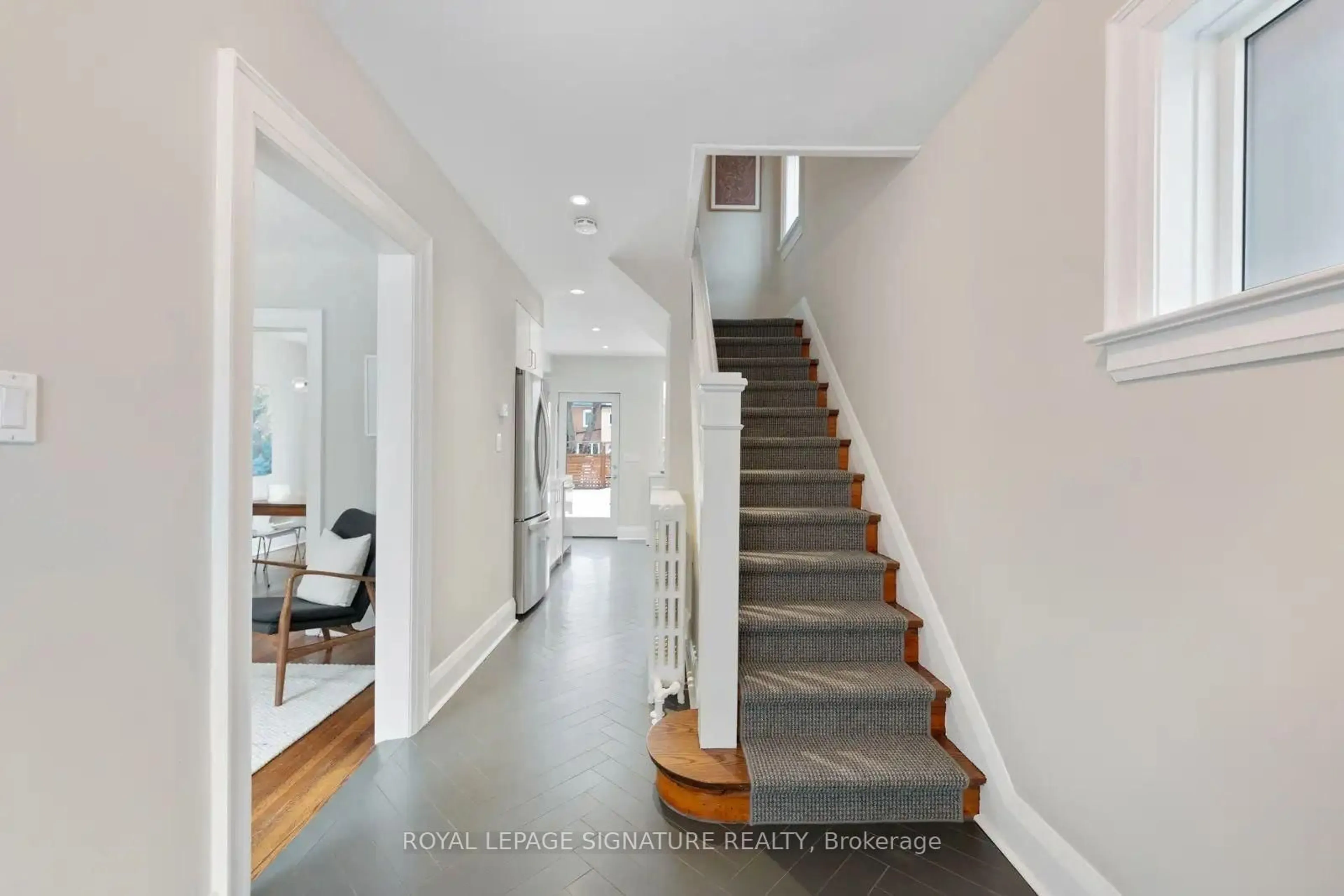 Indoor entryway for 333 Arlington Ave, Toronto Ontario M6C 2Z8