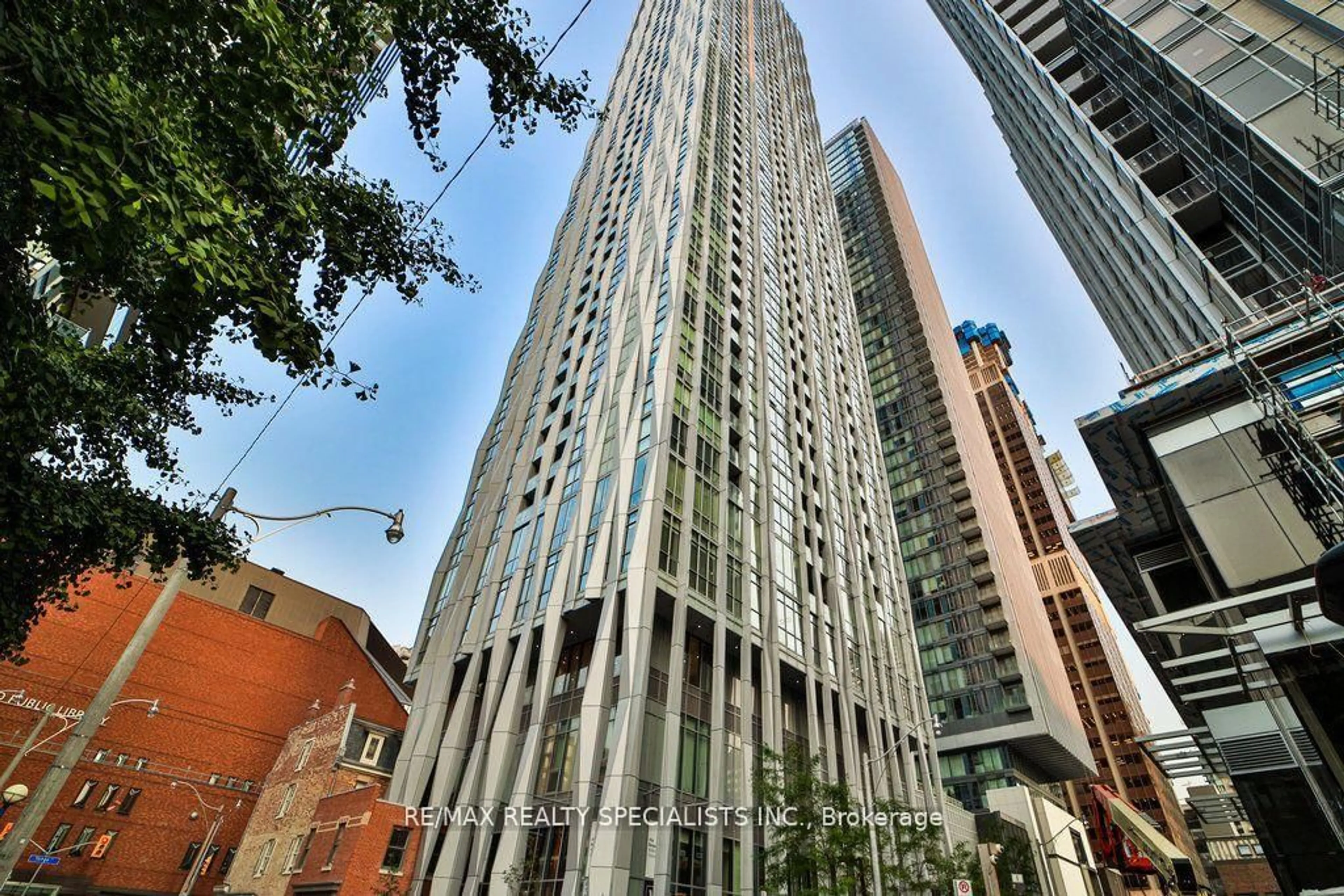 Indoor foyer for 1 Yorkville Ave #3411, Toronto Ontario M4W 0B1