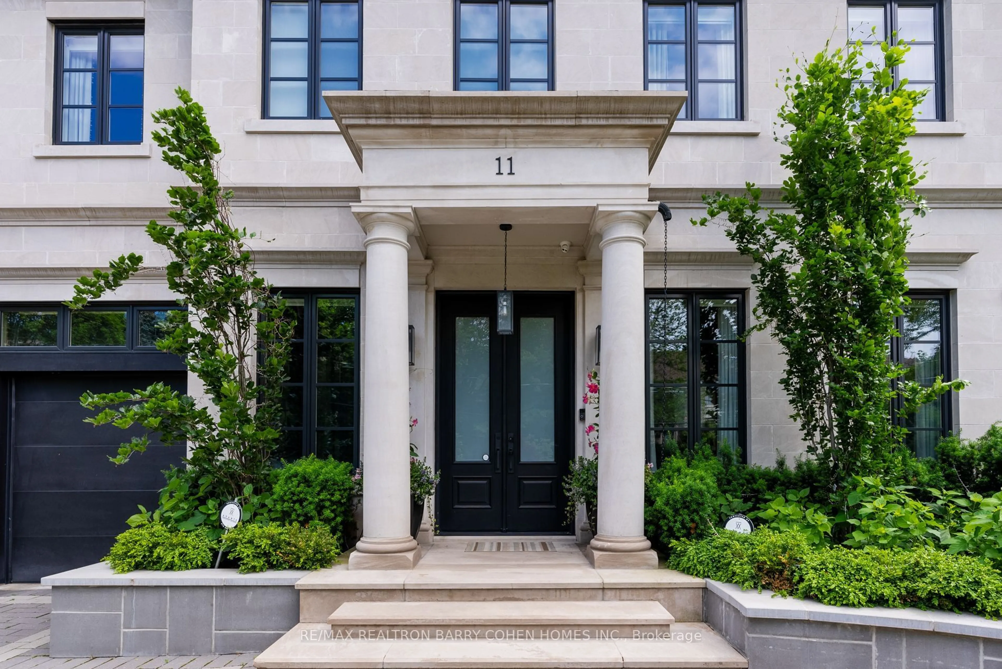 Indoor entryway for 11 Ridgewood Rd, Toronto Ontario M5P 1T4