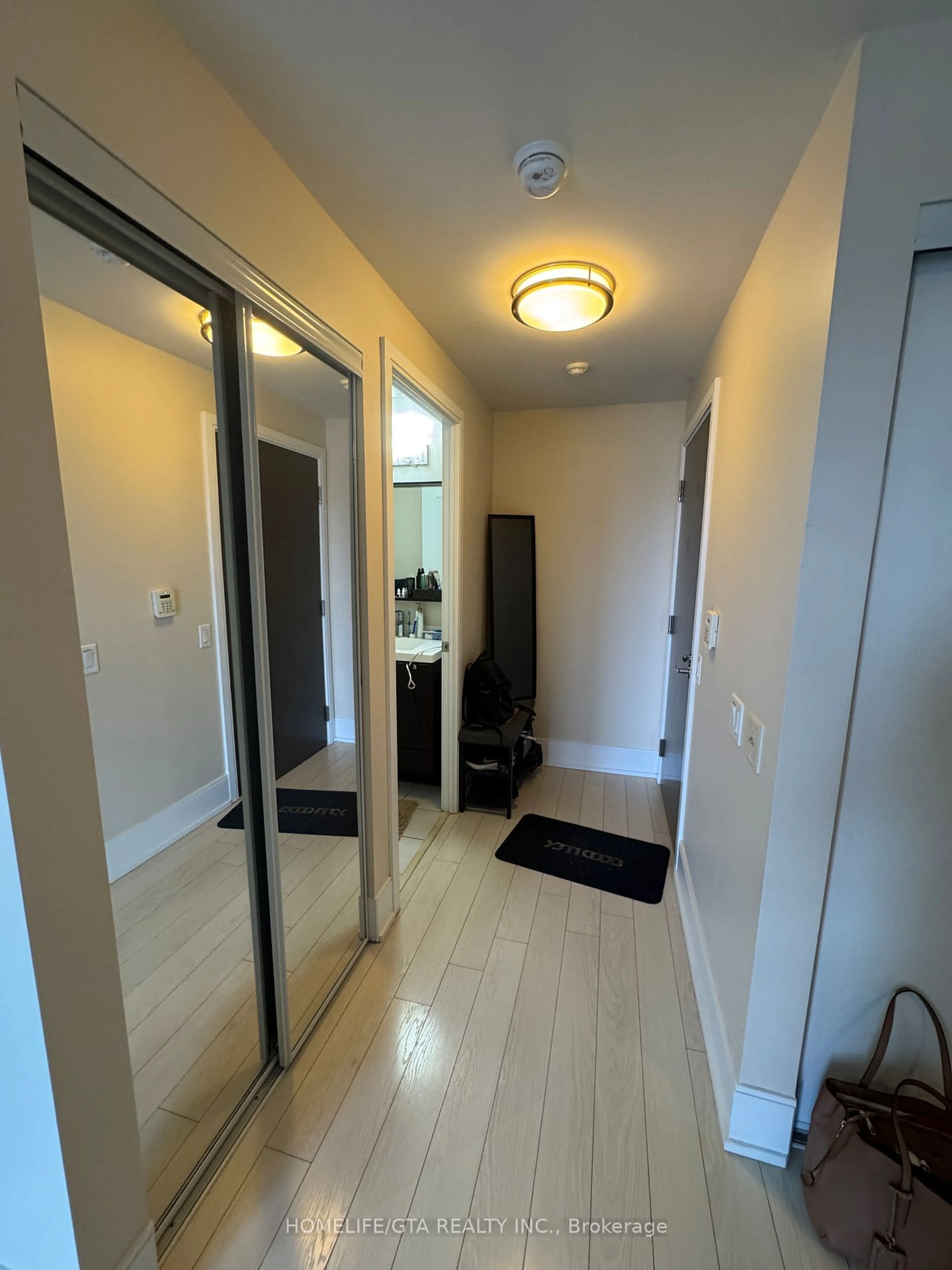 Indoor entryway for 560 Front St #1027, Toronto Ontario M5V 1C1