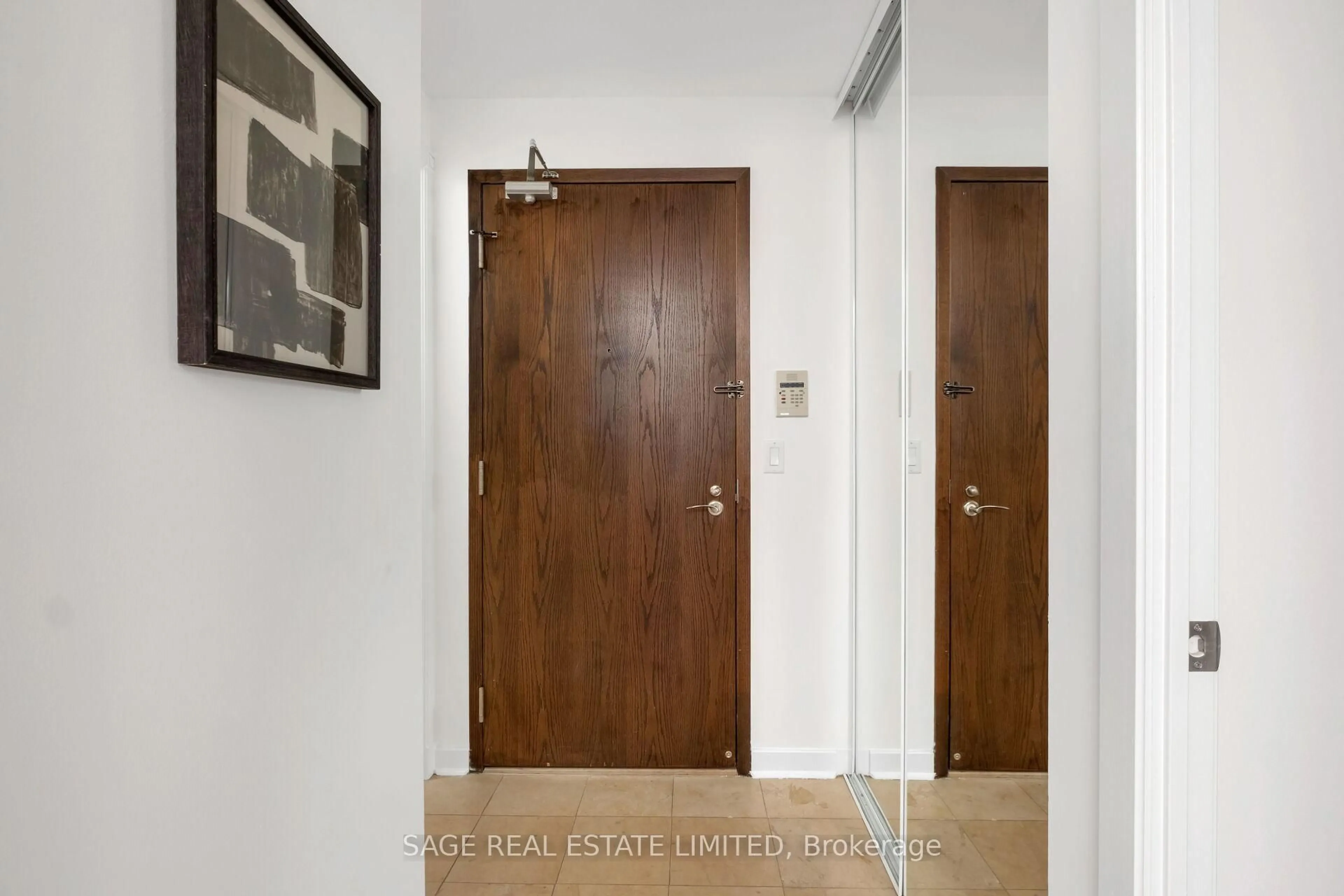 Indoor entryway for 438 Richmond St #919, Toronto Ontario M5V 3S6