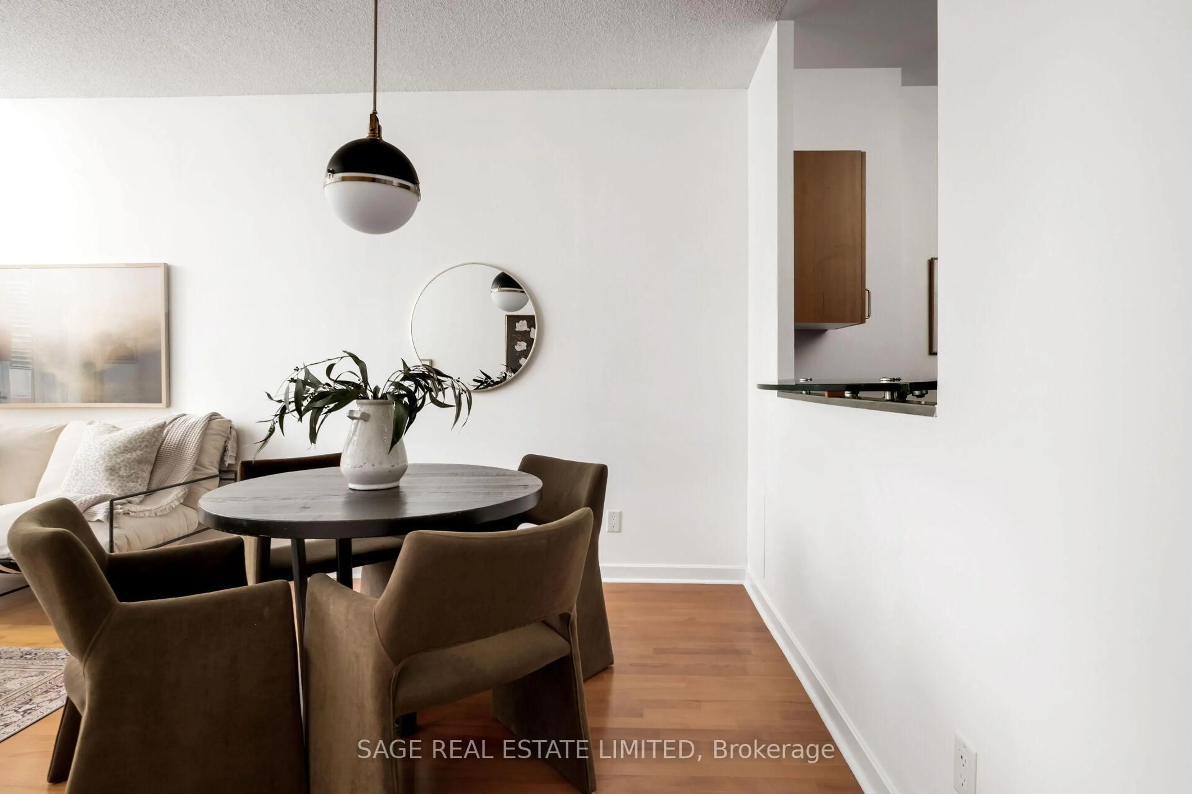 Dining room, wood/laminate floor for 438 Richmond St #919, Toronto Ontario M5V 3S6