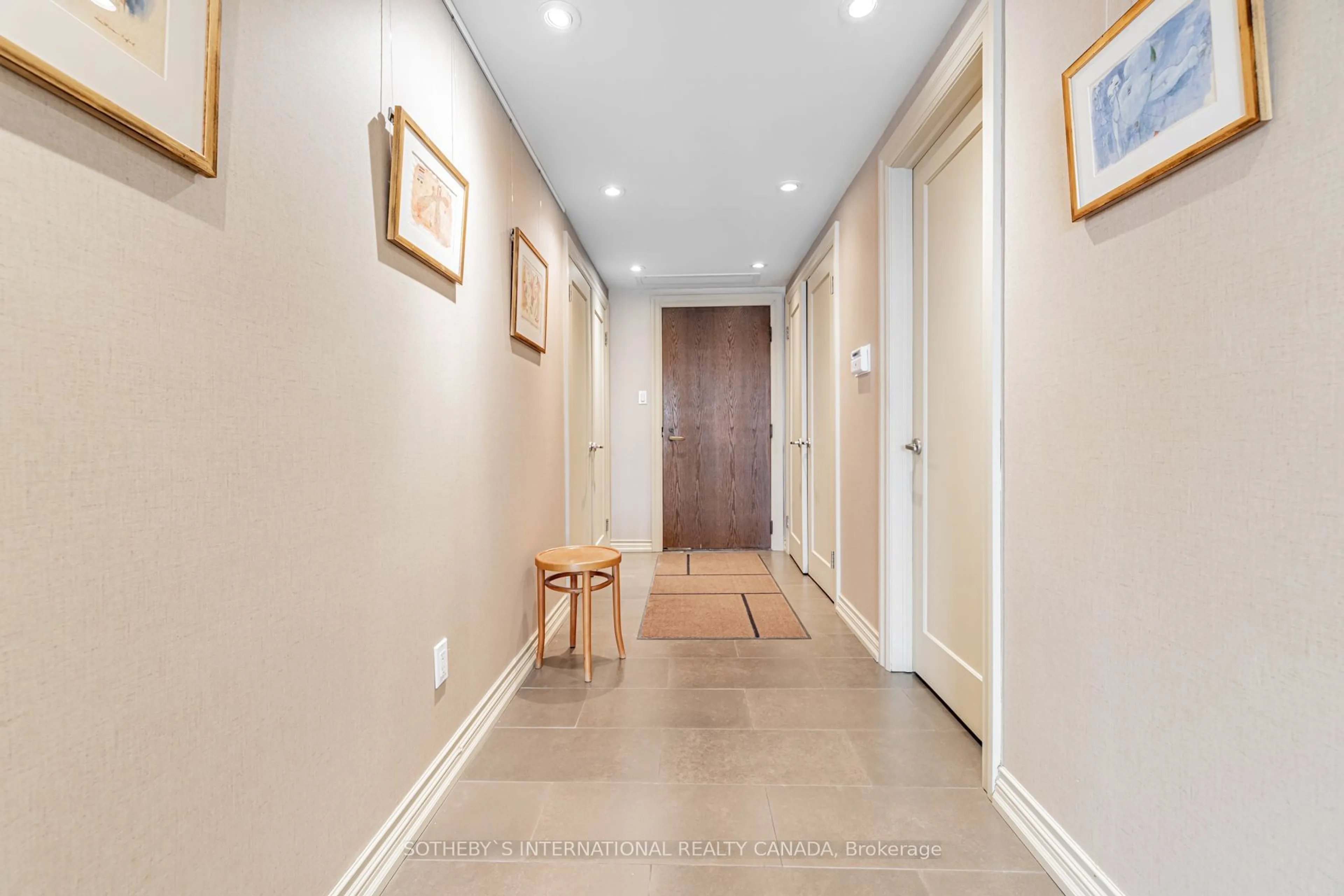 Indoor foyer for 175 Cumberland St #1711, Toronto Ontario M5R 3M9