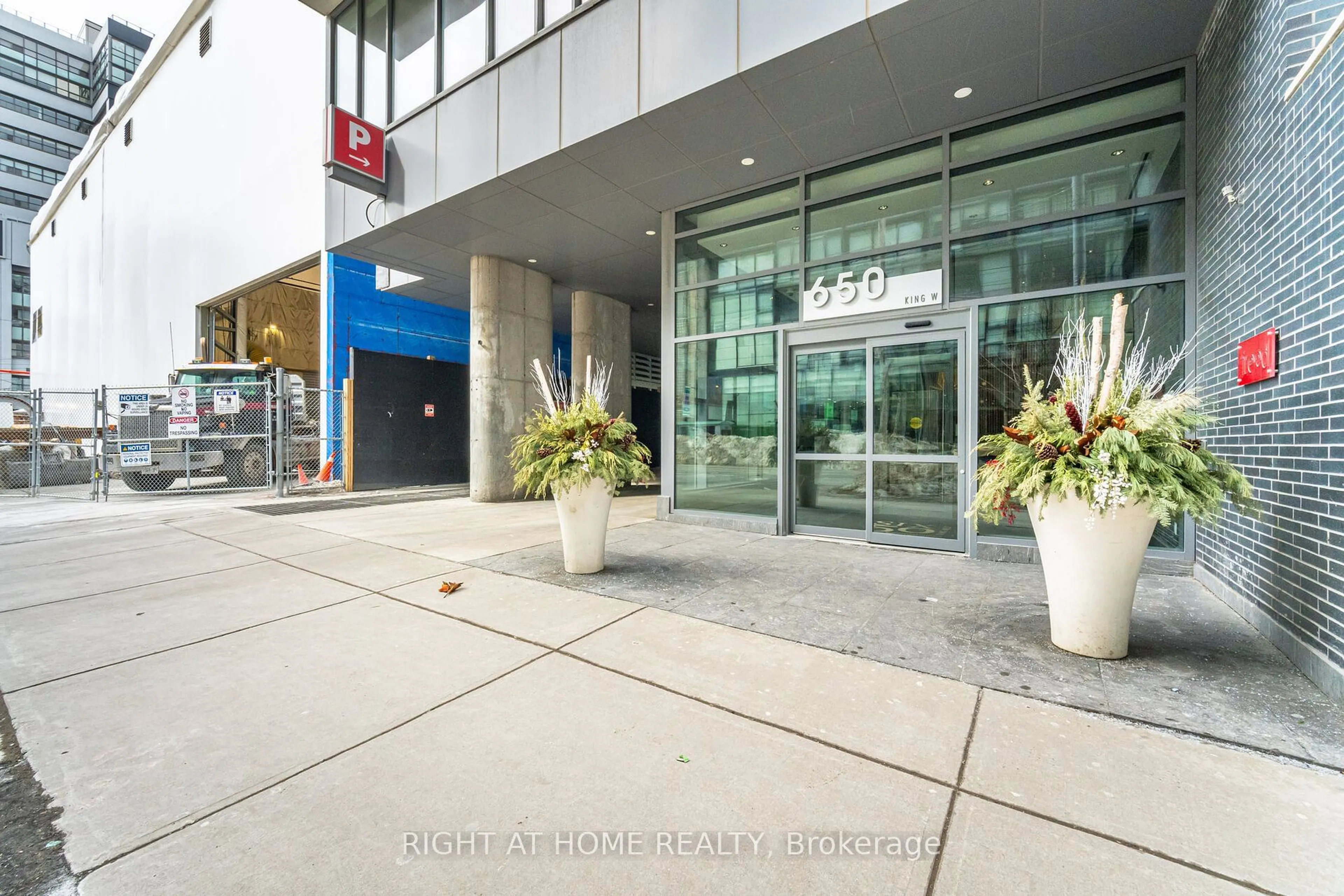 Indoor foyer for 650 King St #106, Toronto Ontario M5V 0H6