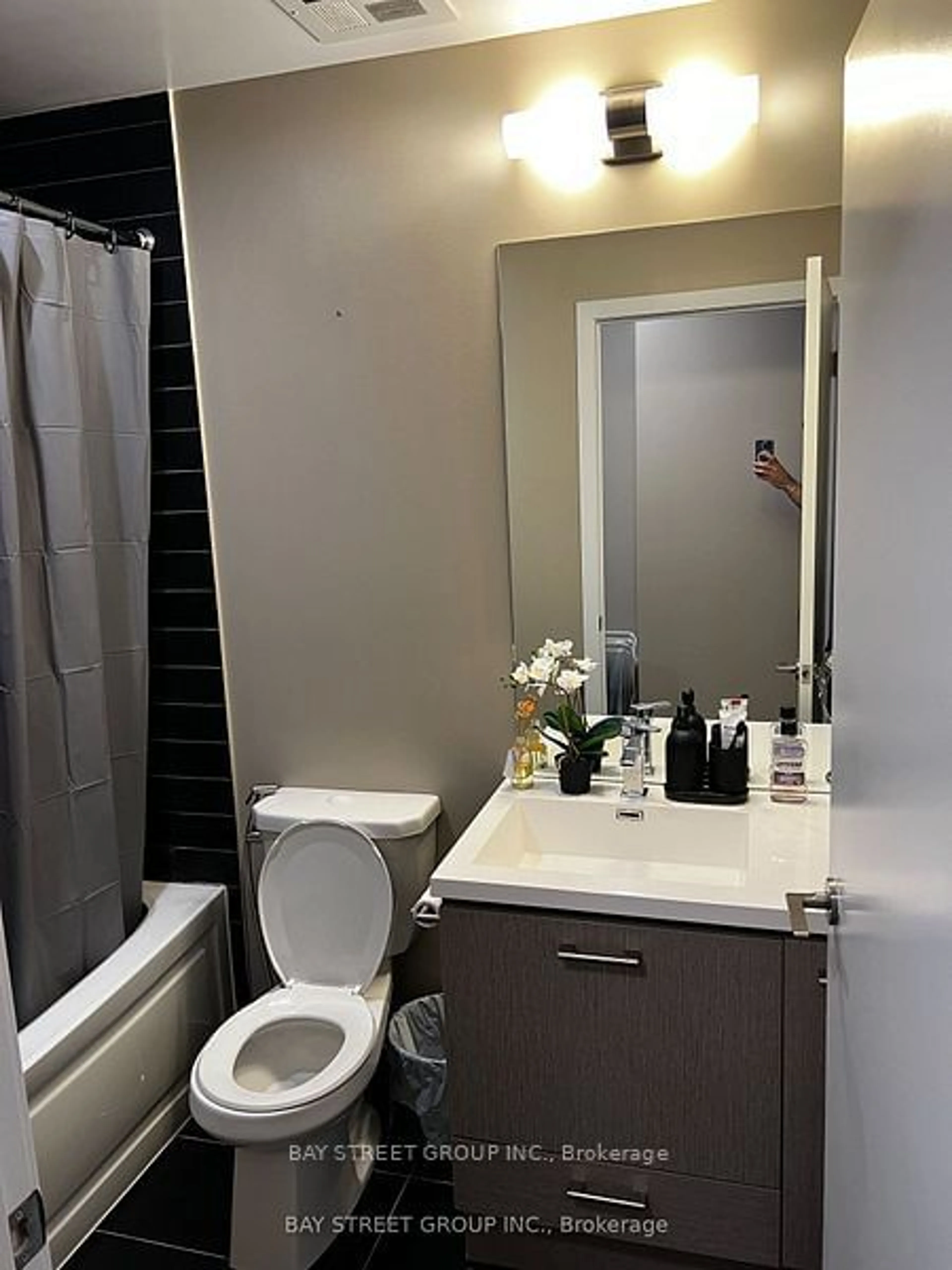 Standard bathroom, unknown for 87 Peter St #4506, Toronto Ontario M5V 0P1