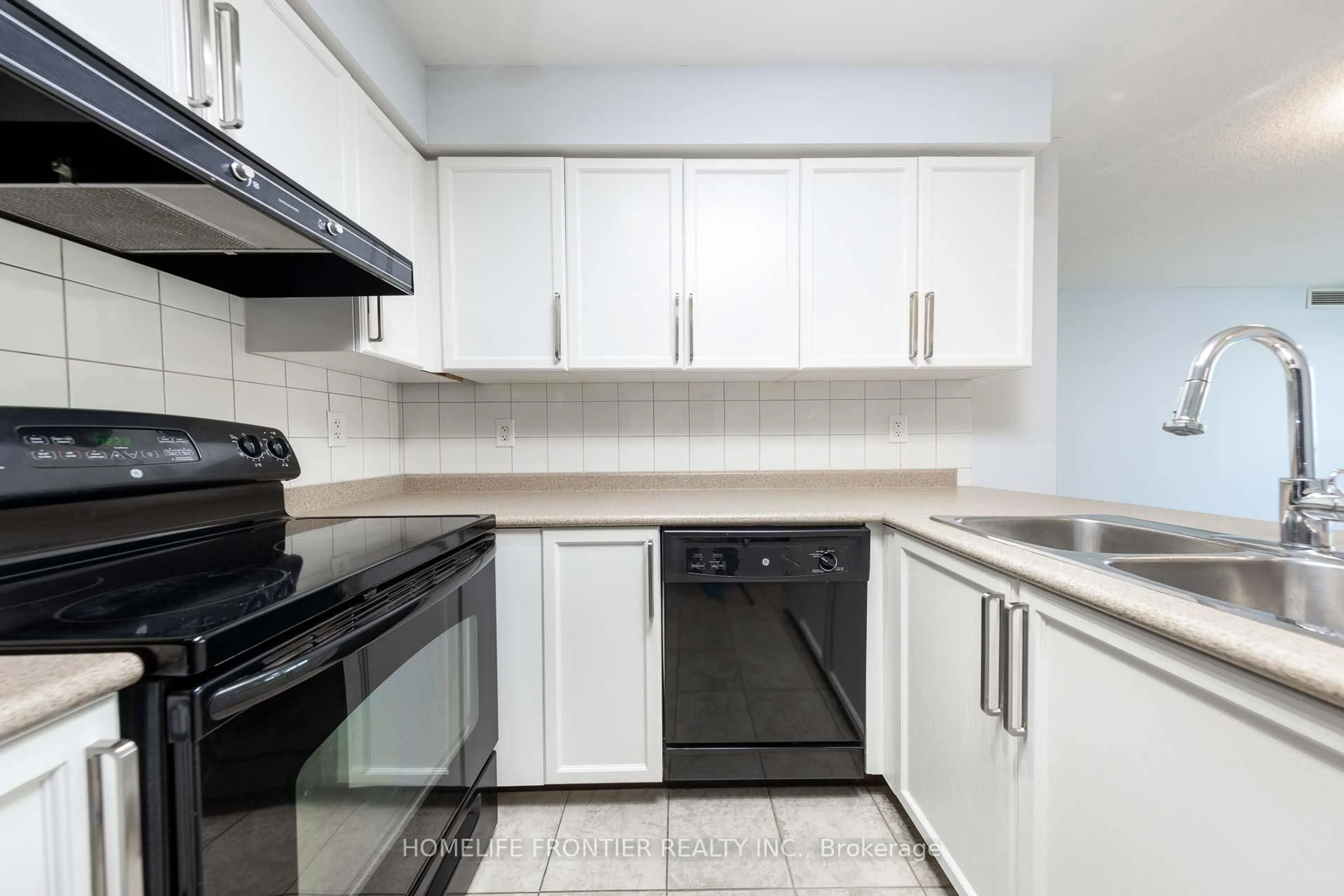 Standard kitchen, ceramic/tile floor for 5508 Yonge St #808, Toronto Ontario M2N 7L2