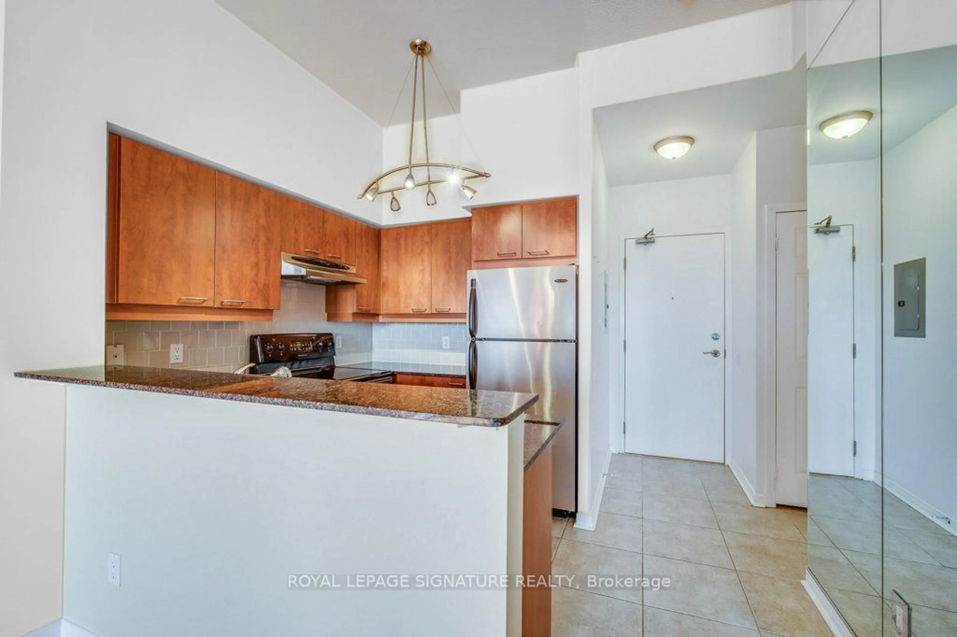 Standard kitchen, unknown for 481 Rosewell Ave #511, Toronto Ontario M4R 2J1