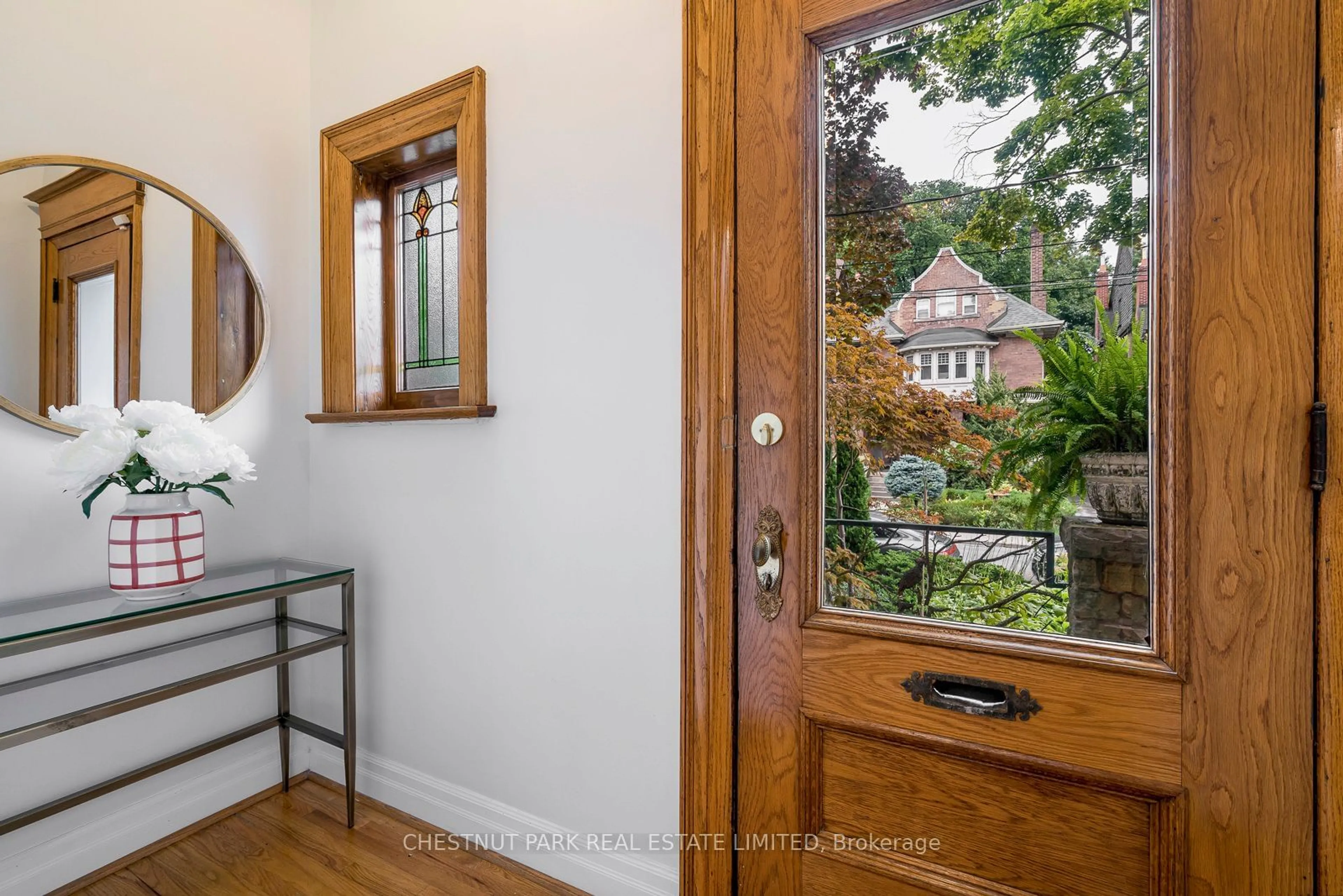 Indoor entryway for 40 Admiral Rd, Toronto Ontario M5R 2L5