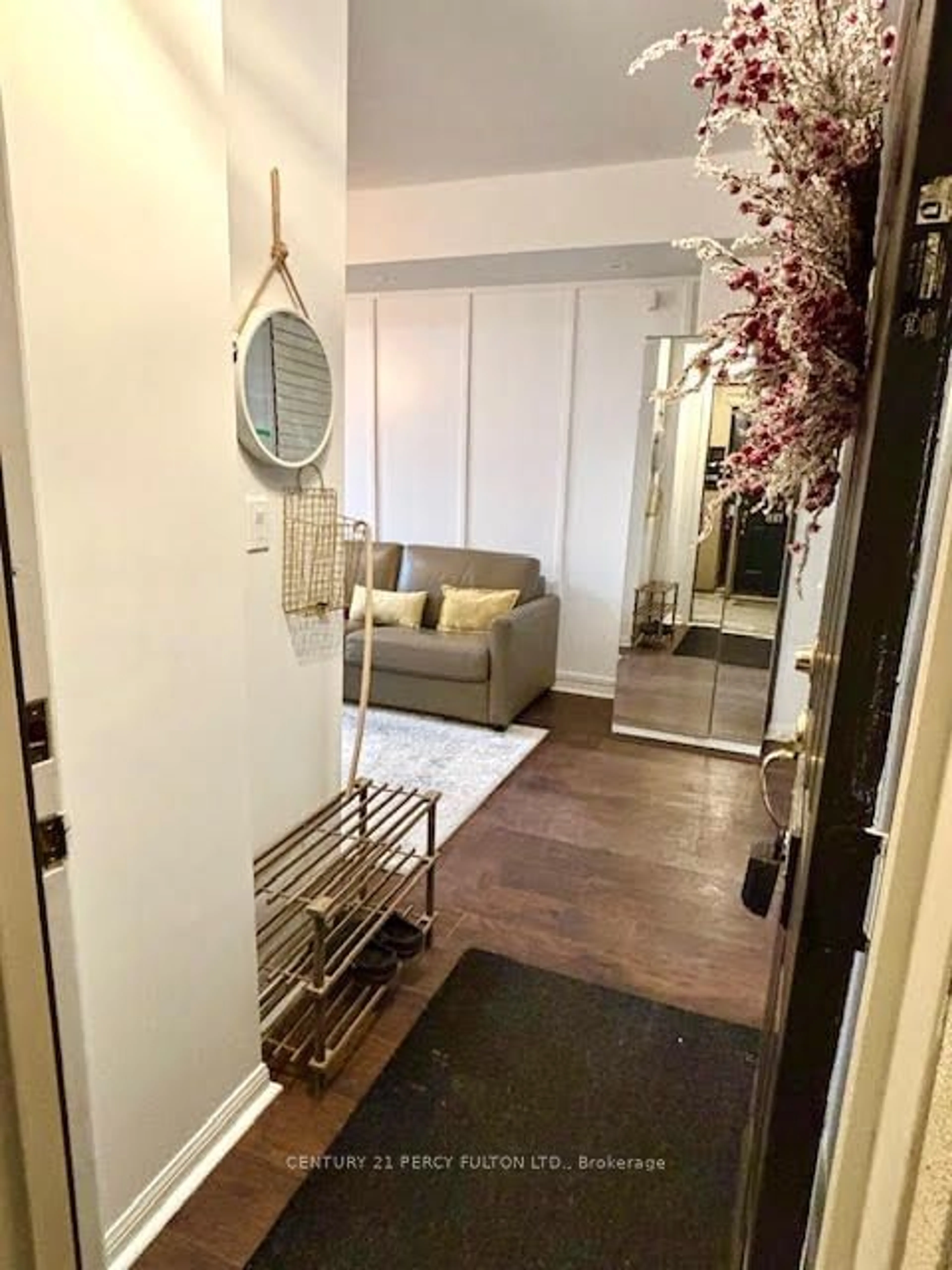 Indoor entryway for 80 Carr St #Th8, Toronto Ontario M5T 1B7