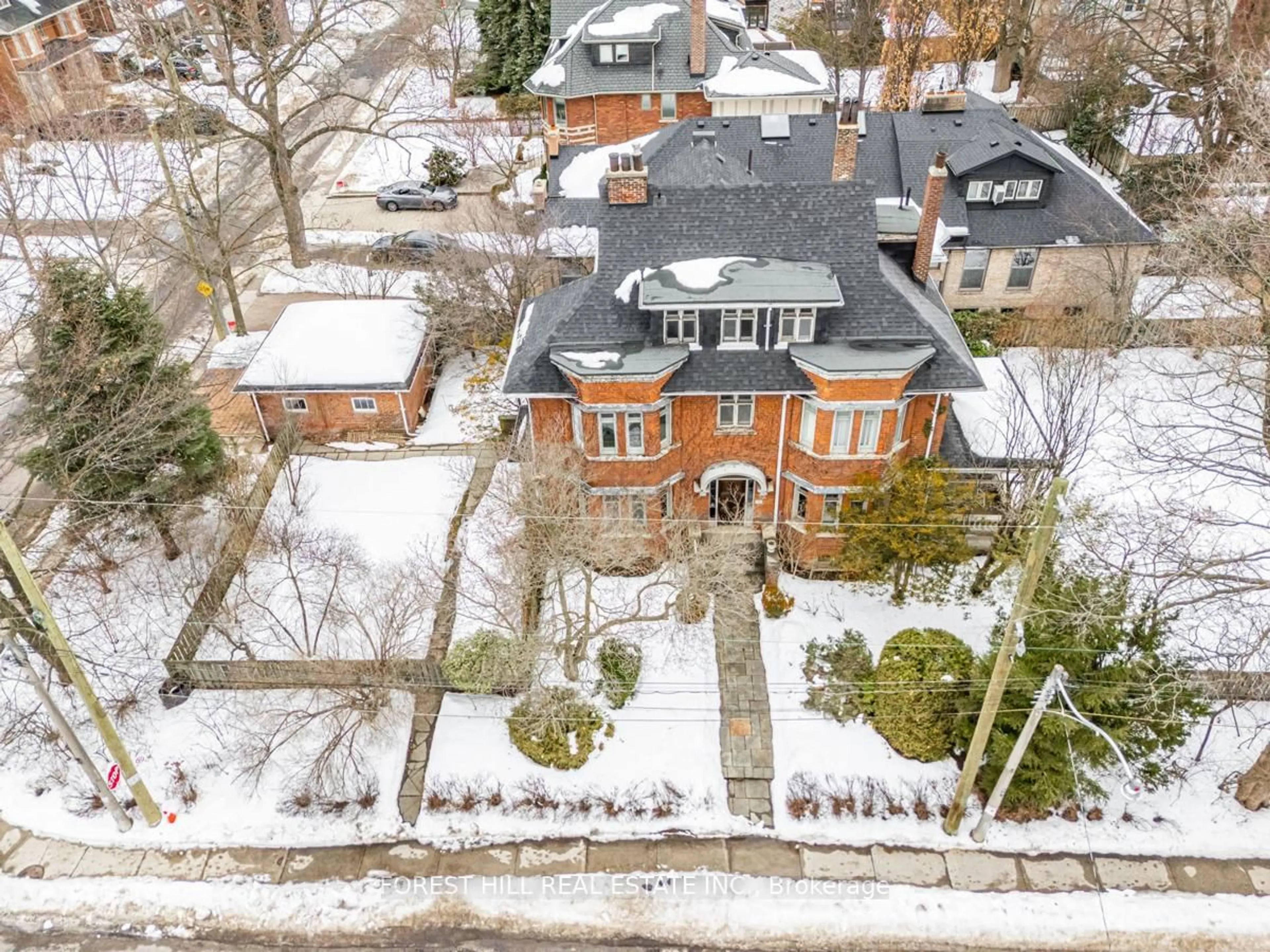 A pic from outside/outdoor area/front of a property/back of a property/a pic from drone, street for 240 Balmoral Ave, Toronto Ontario M4V 1J9