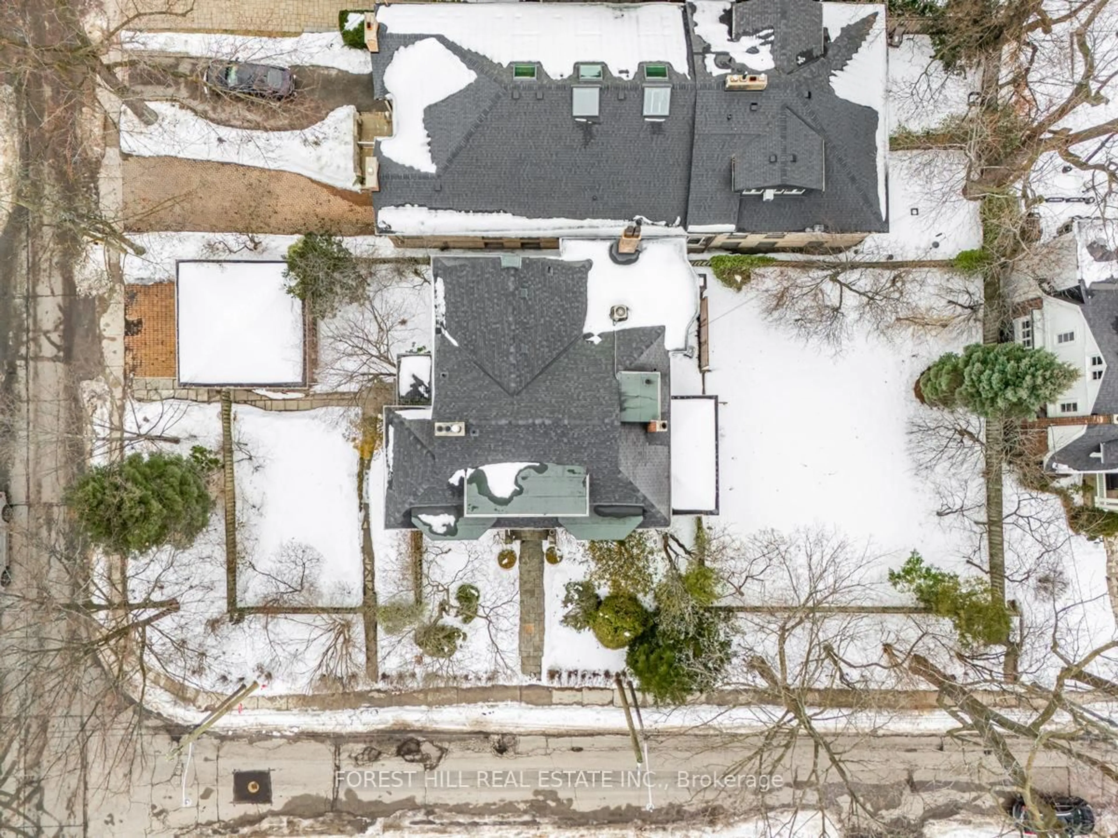 A pic from outside/outdoor area/front of a property/back of a property/a pic from drone, street for 240 Balmoral Ave, Toronto Ontario M4V 1J9