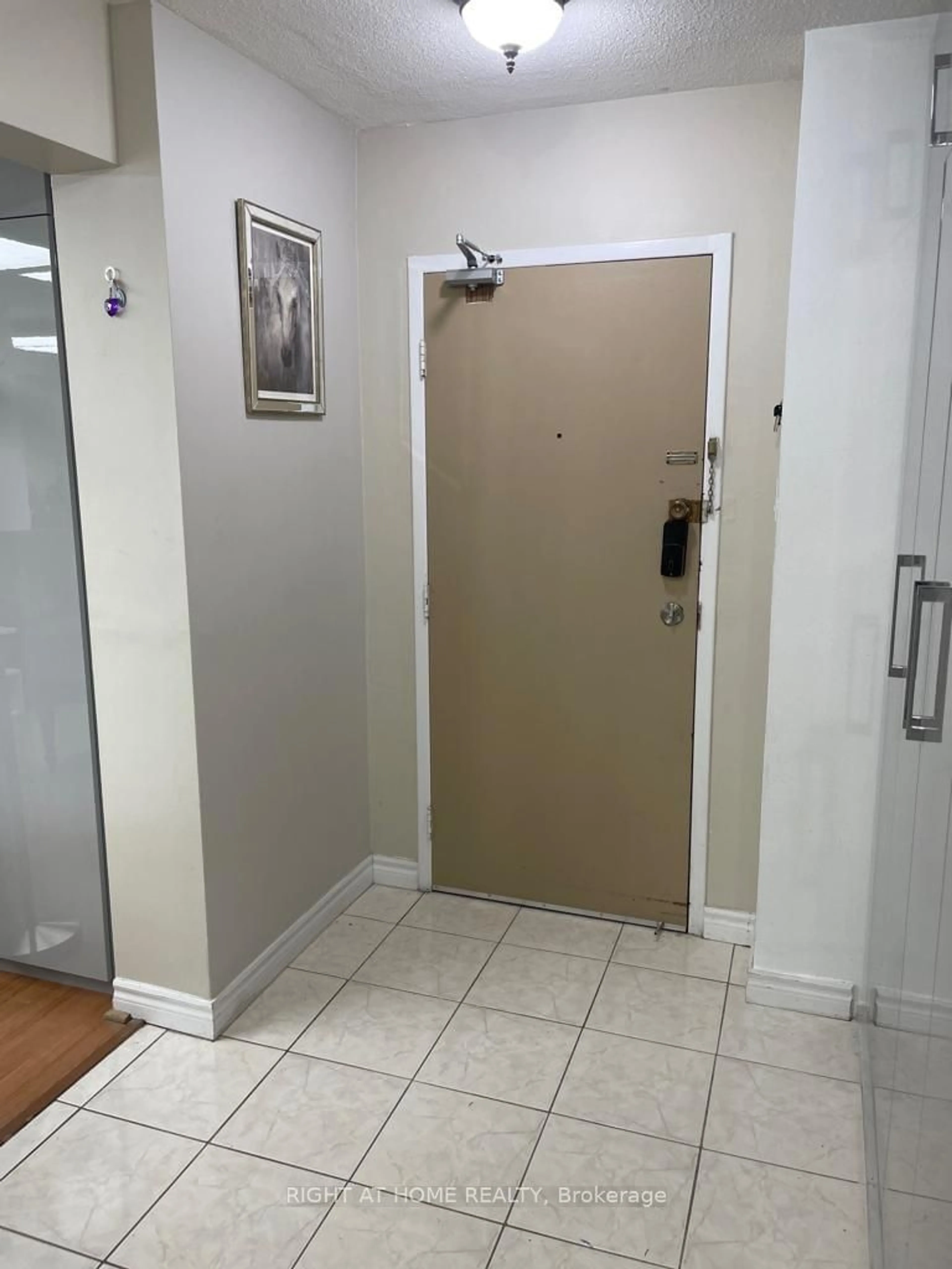 Indoor foyer for 260 Seneca Hill Dr #1415, Toronto Ontario M2J 4S6