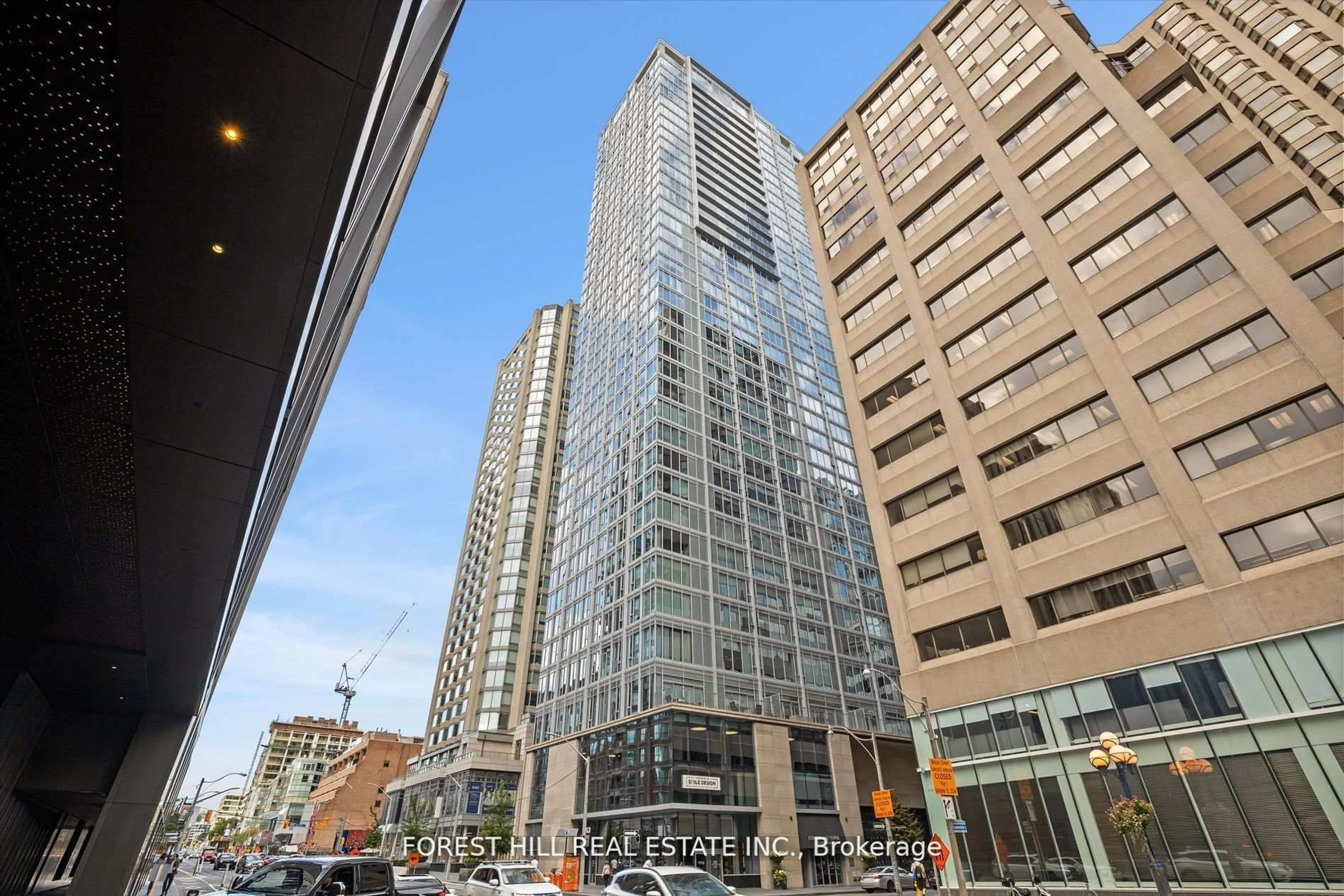 Indoor foyer for 188 Cumberland St #604, Toronto Ontario M5R 0B6