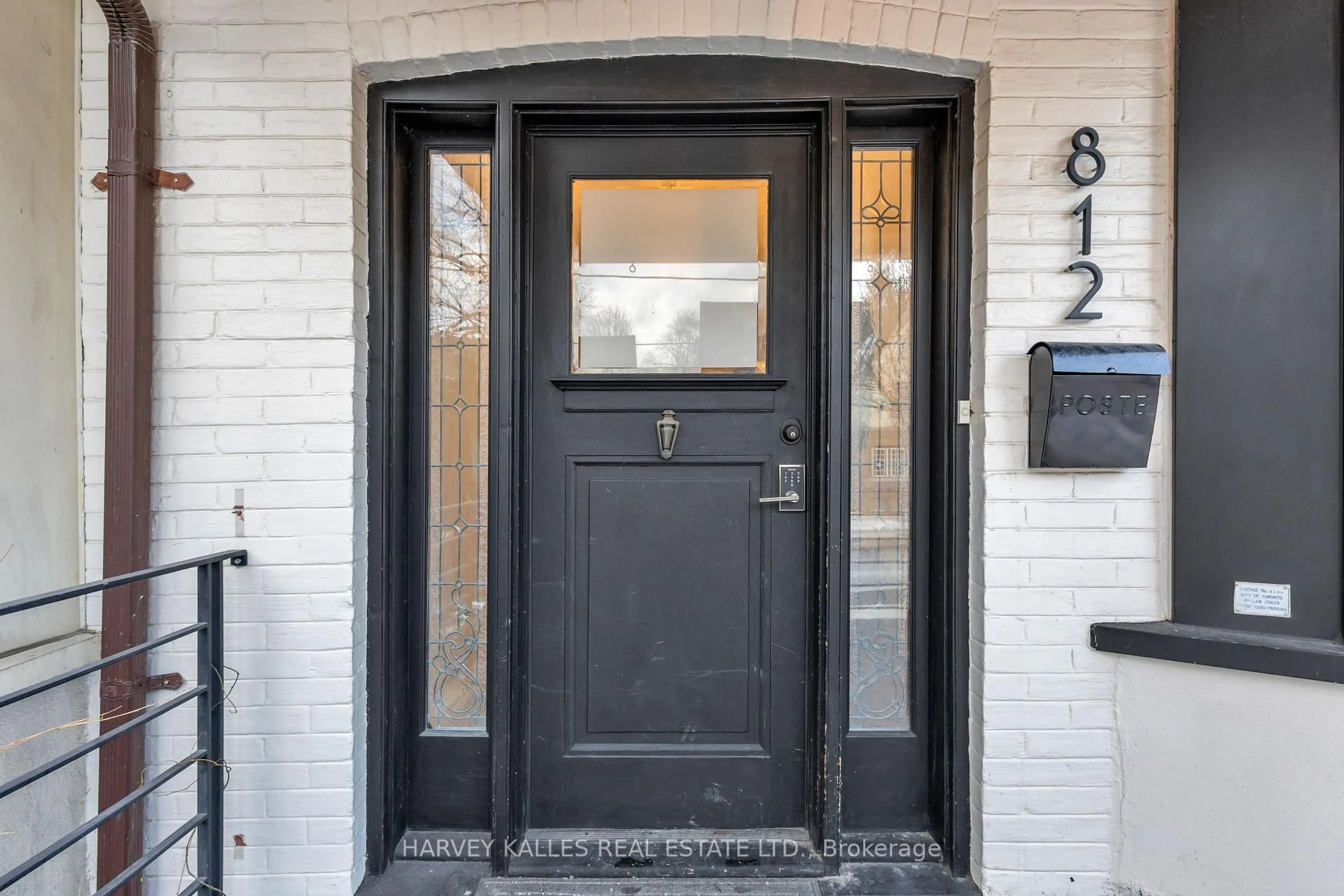 Indoor entryway for 812 Duplex Ave, Toronto Ontario M4R 1W7