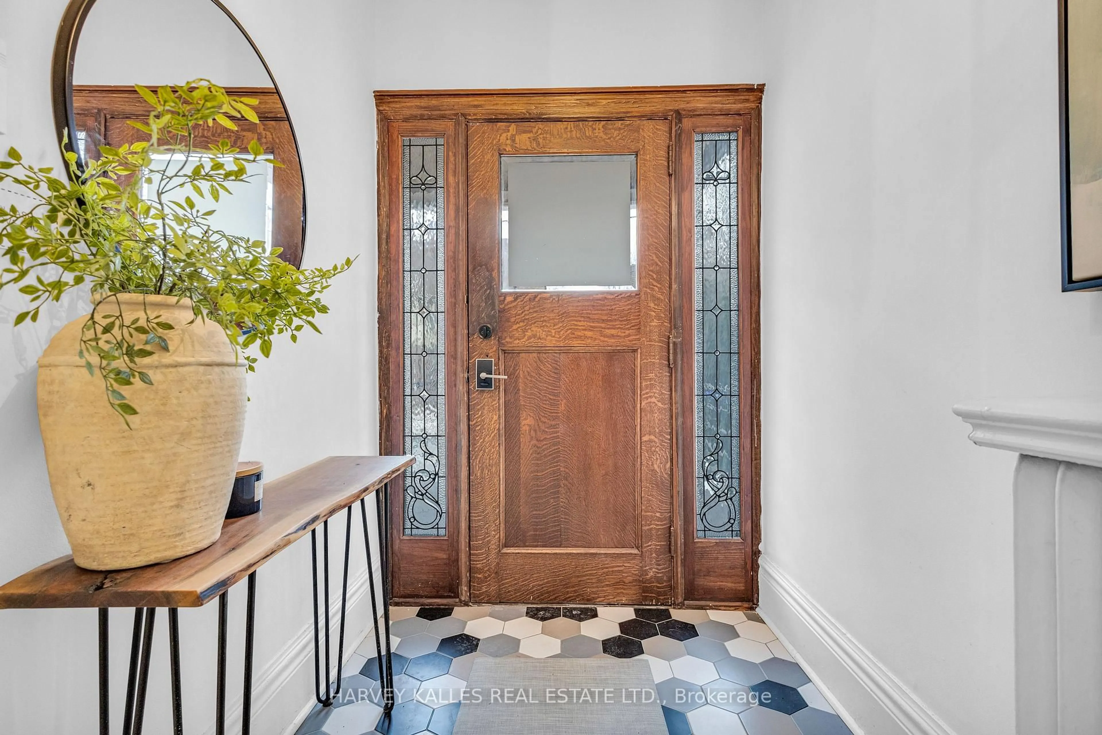 Indoor entryway for 812 Duplex Ave, Toronto Ontario M4R 1W7