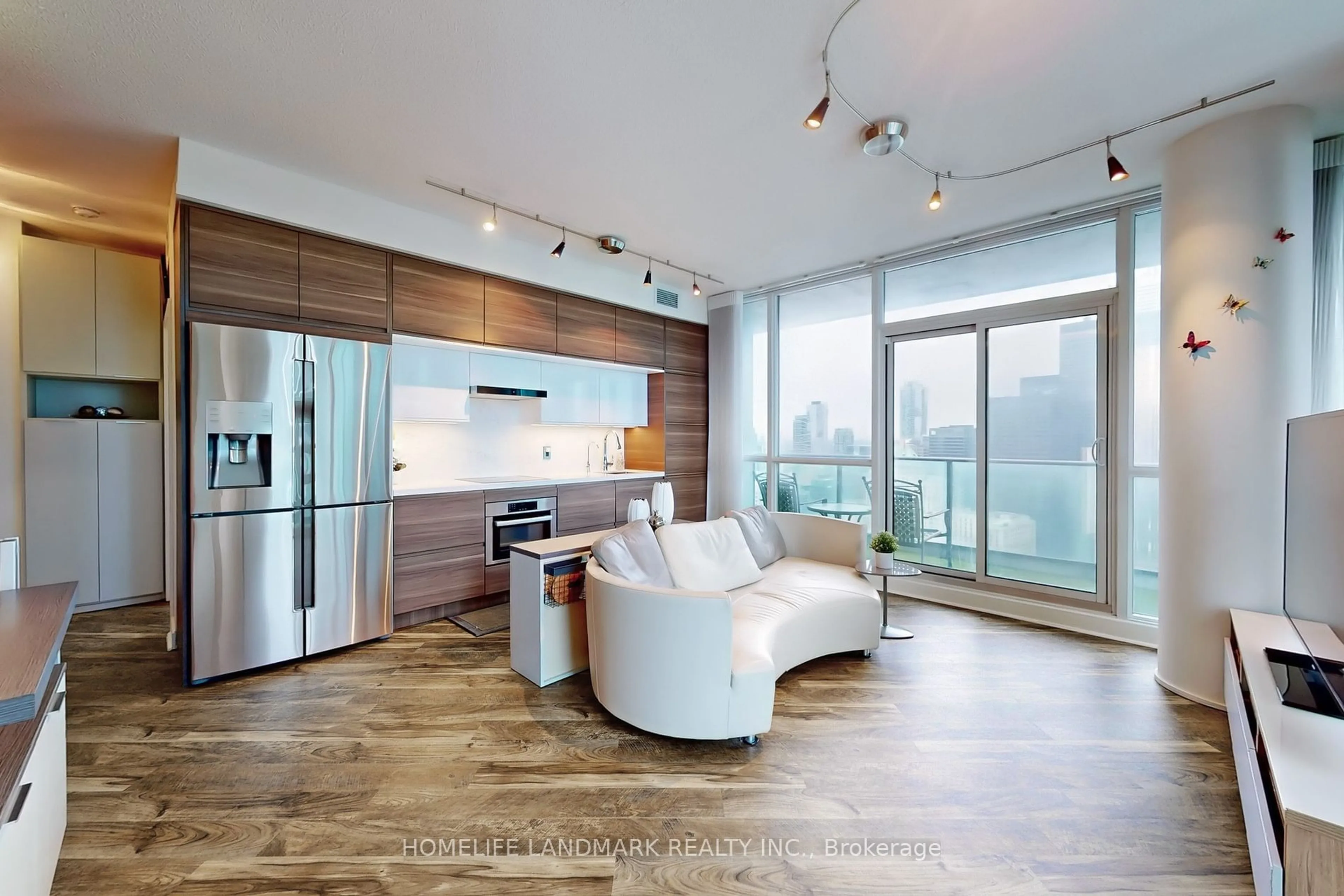 Open concept kitchen, wood/laminate floor for 33 Bay St #4304, Toronto Ontario M5J 2Z3